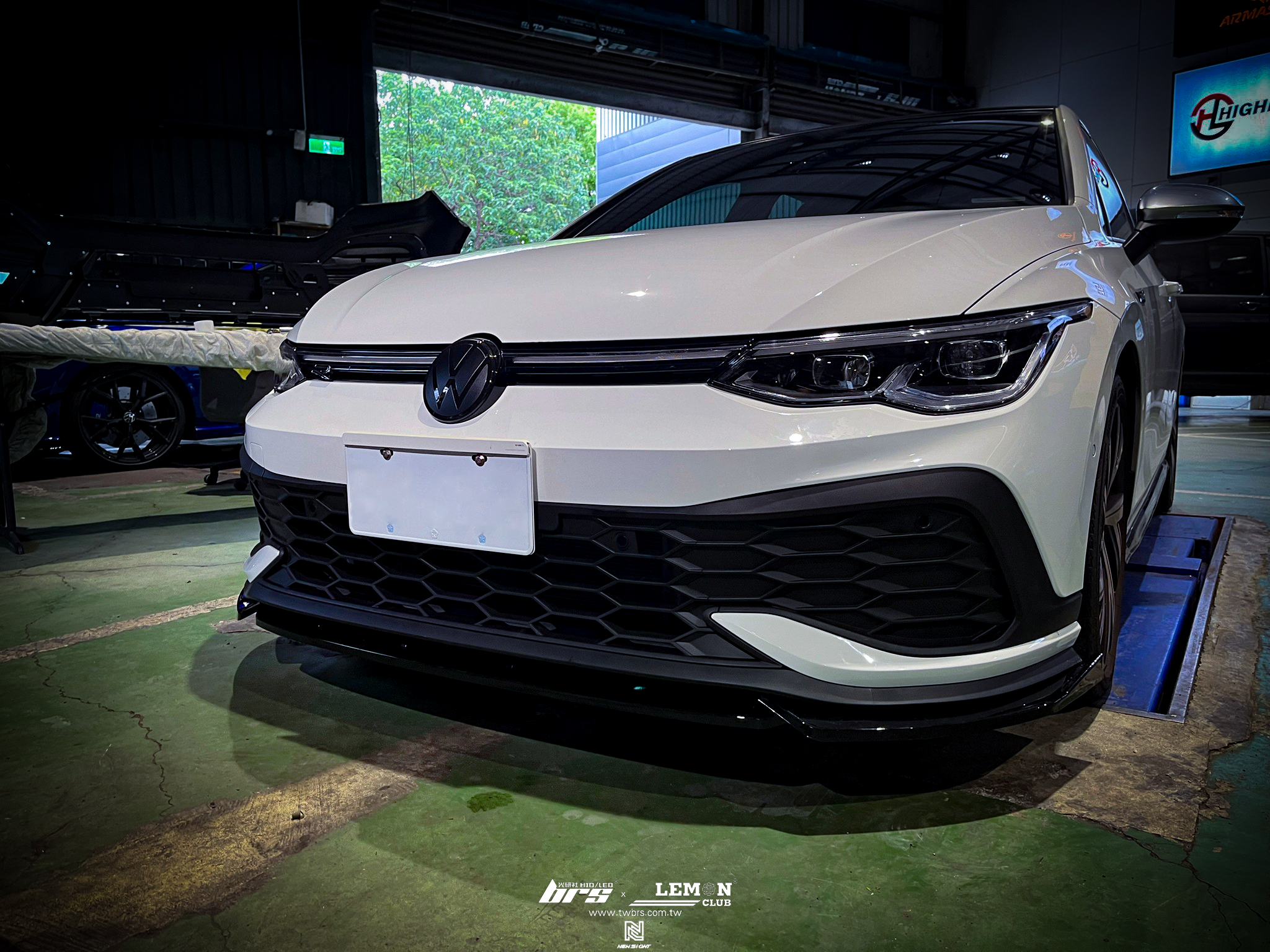 Volkswagen Golf 8 安裝 Golf8 GTI CS前保桿+三件式前下巴+Racingline引擎蓋撐桿