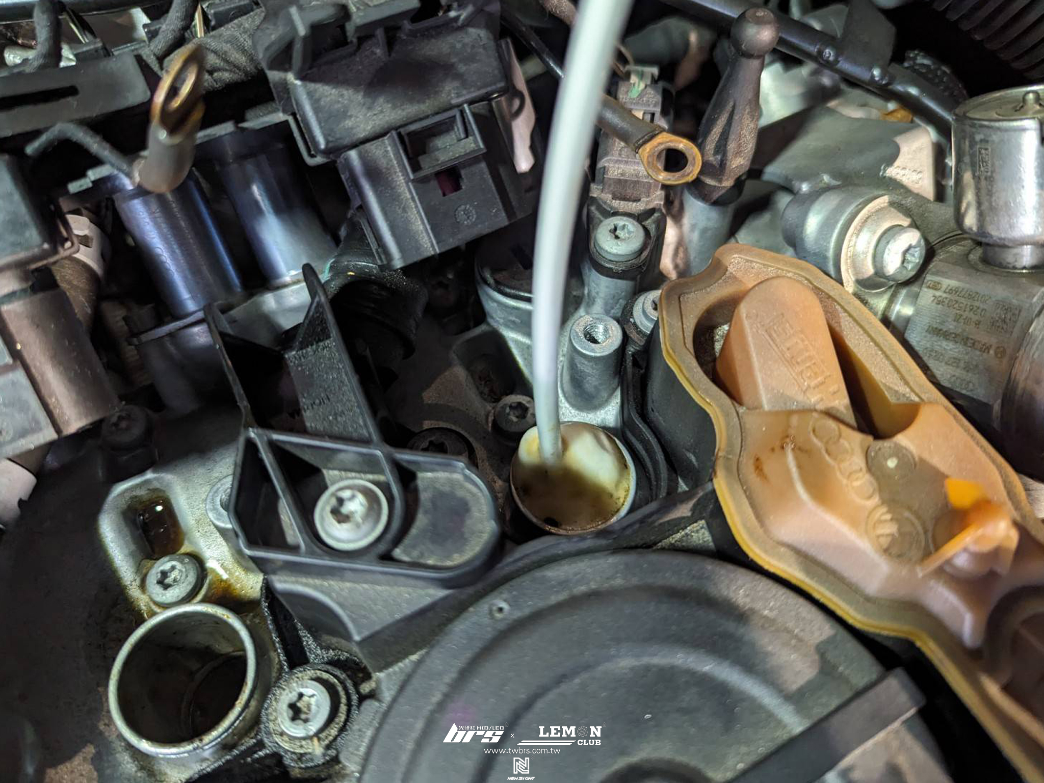 Skoda Superb 保養(進氣歧管核桃沙清洗+噴油嘴清洗+燃燒室核桃沙除碳)+節氣門清洗+冷氣循環清洗