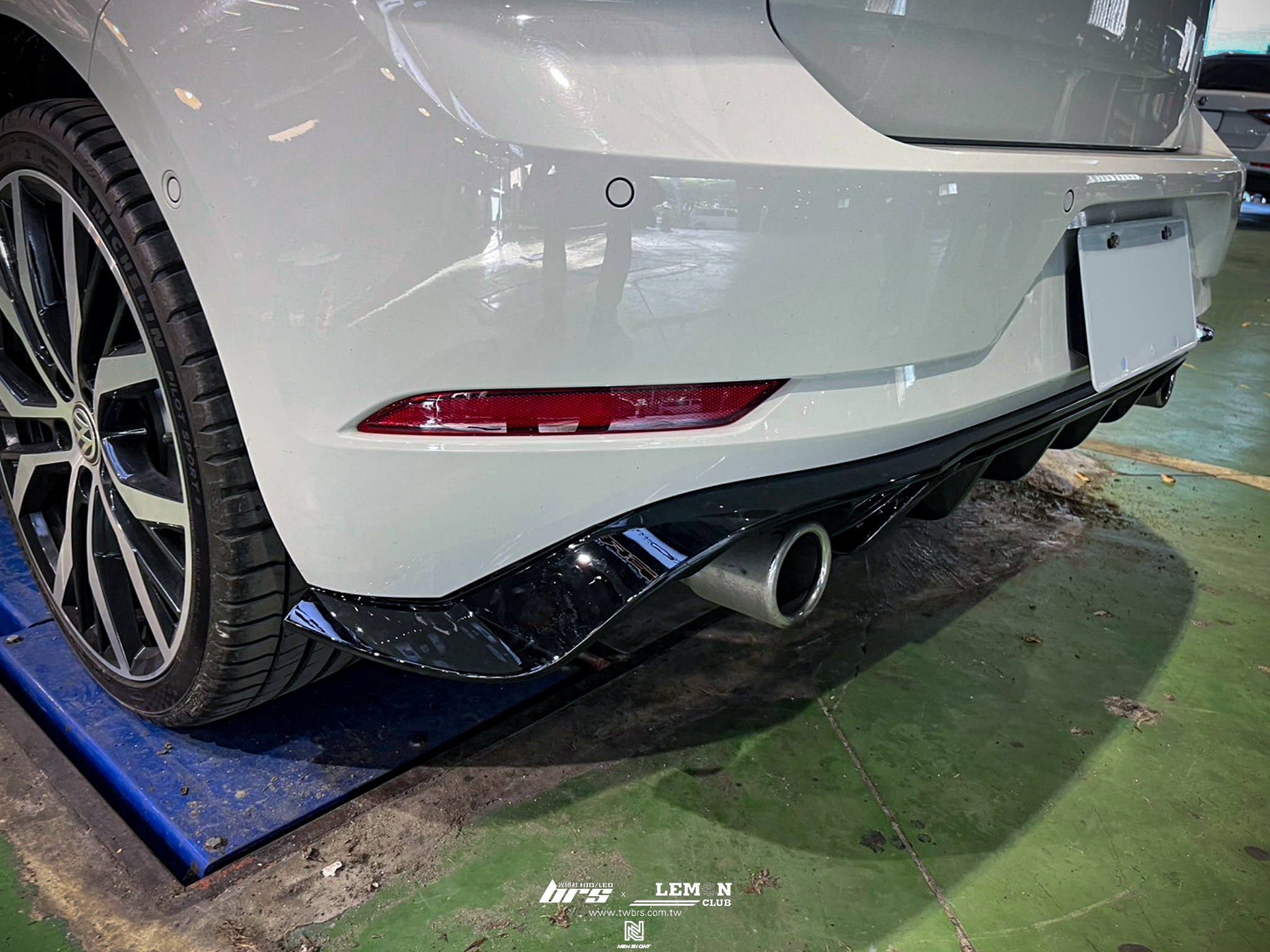 Volkswagen Golf 7.5 GTI 安裝 TCR副廠後下擾流