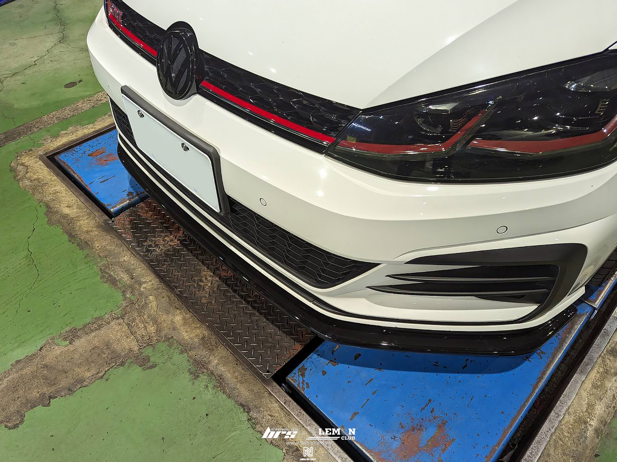 Volkswagen Golf 7.5 GTI 安裝 GTI專用類MAX前下巴+類MAX側裙+類O尾翼+MAXTON後下巴