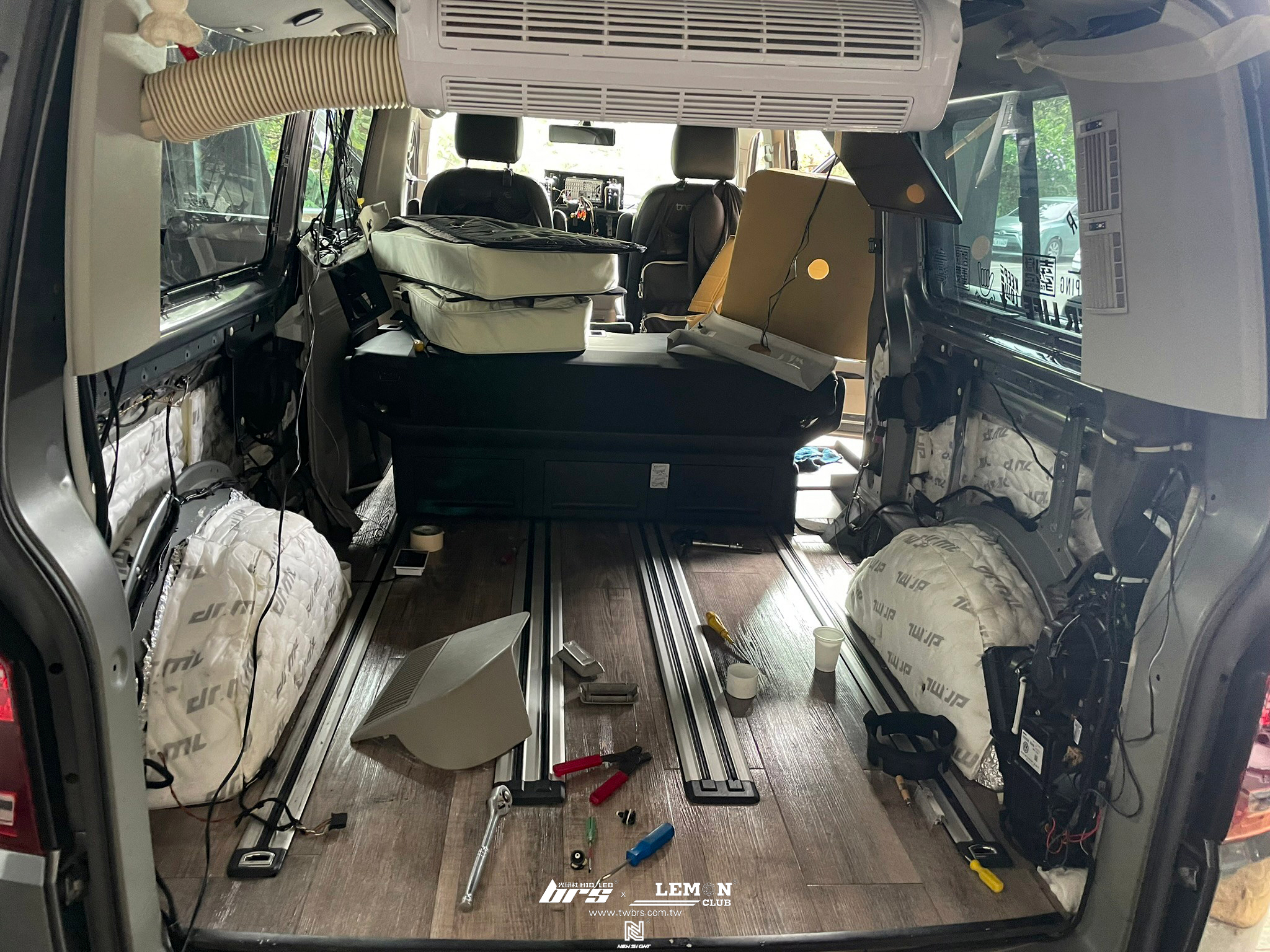 Volkswagen T6 Caravelle 安裝 原廠後座喇叭(原裝位)