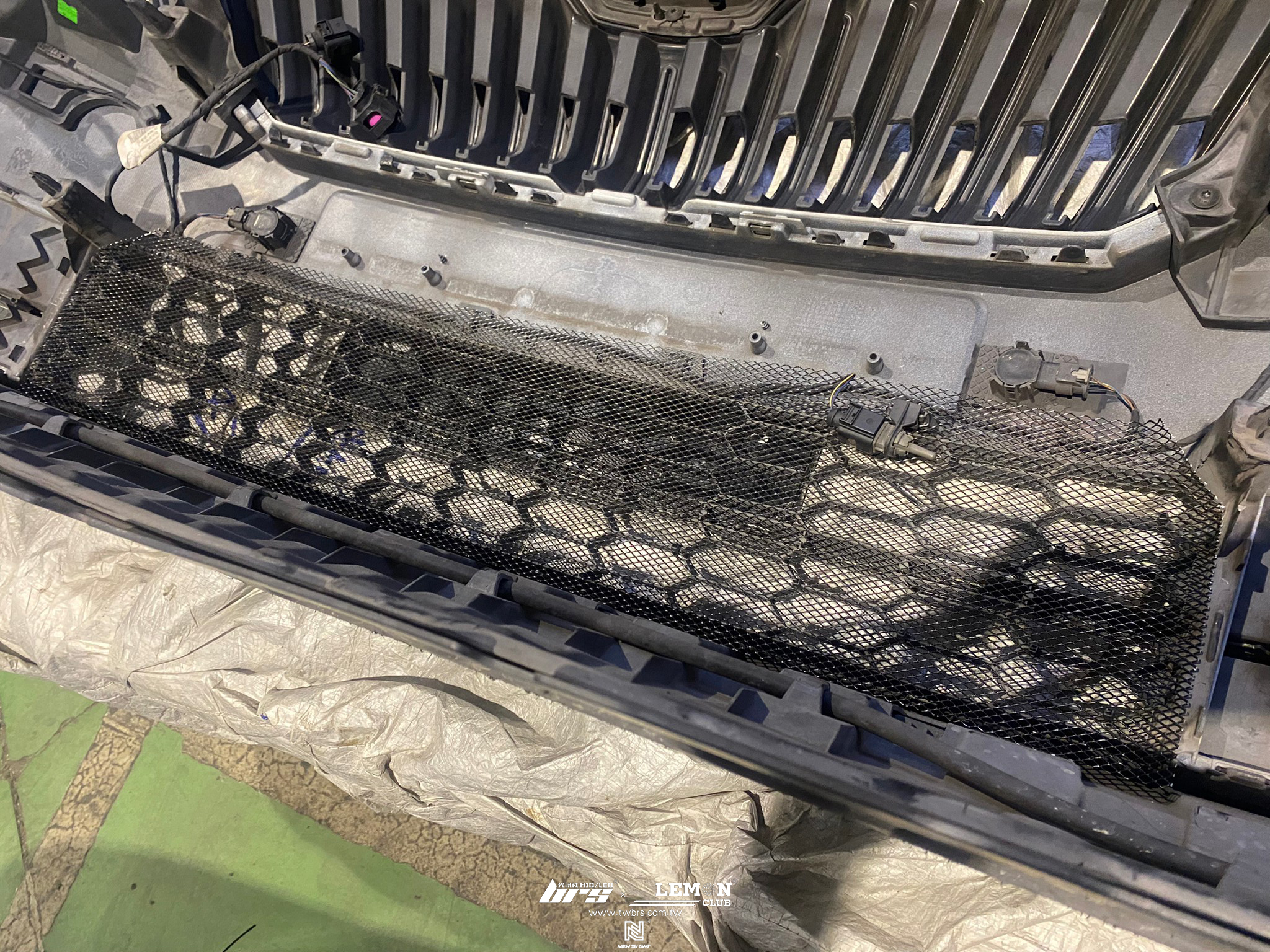 Skoda Superb 安裝 保桿防跳石網+LED頭燈