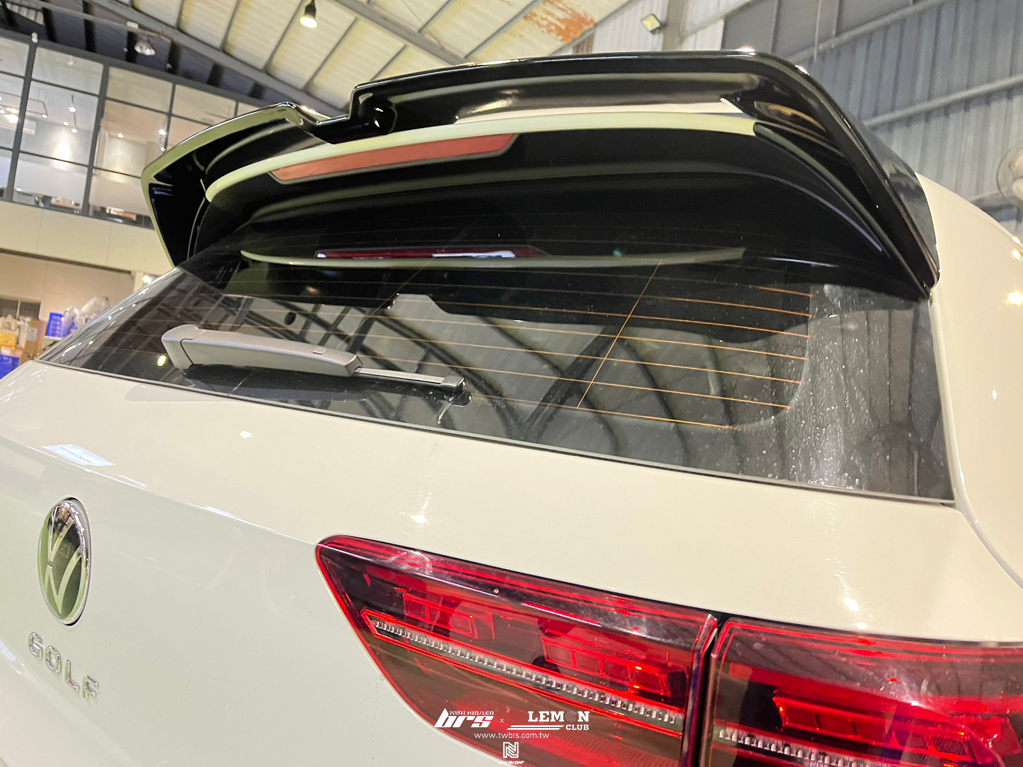 Volkswagen Golf 8 安裝 類O尾翼