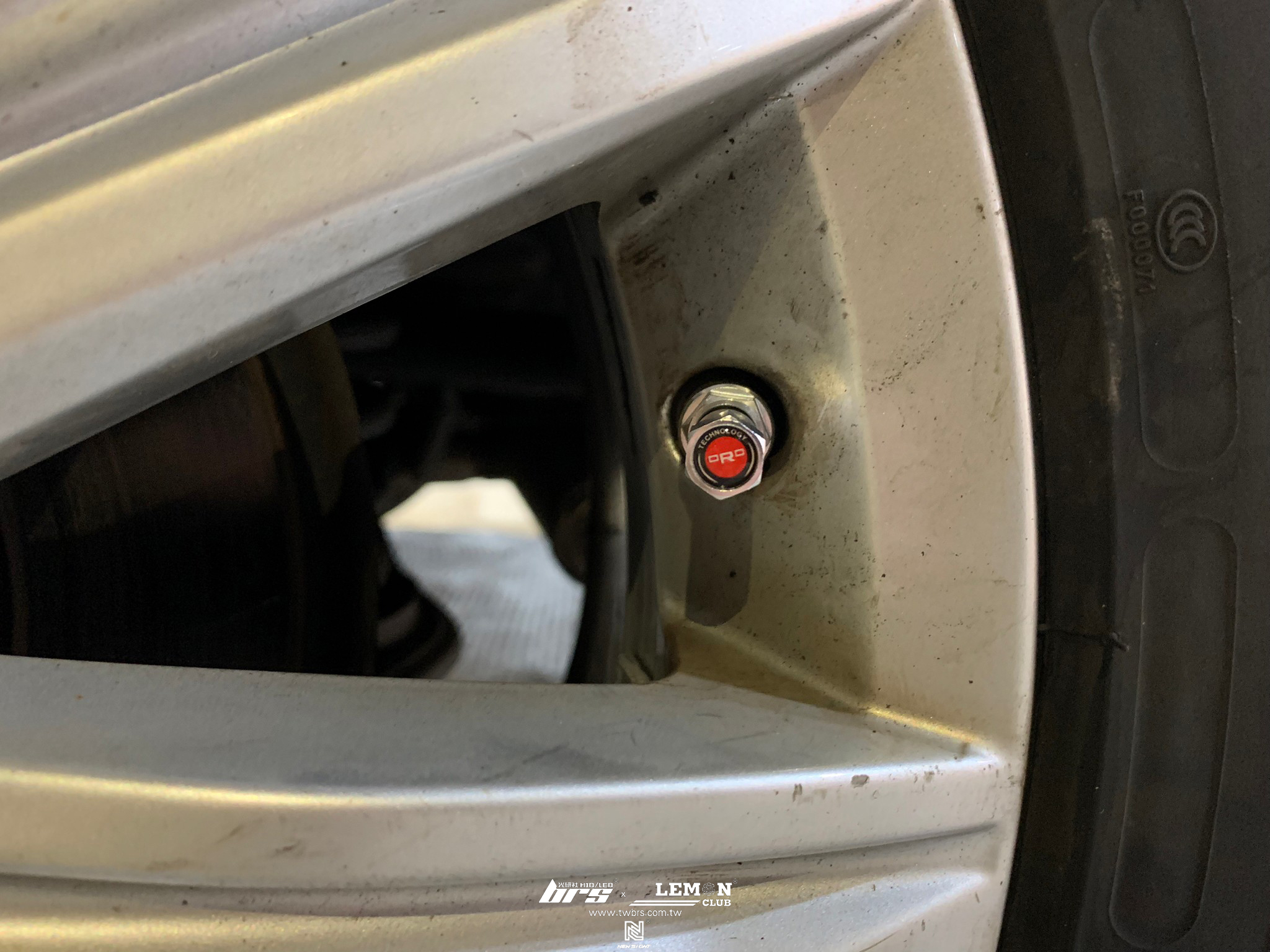 Volkswagen Touran 安裝 原廠直接式胎壓系統搭配ORO金屬銀氣嘴