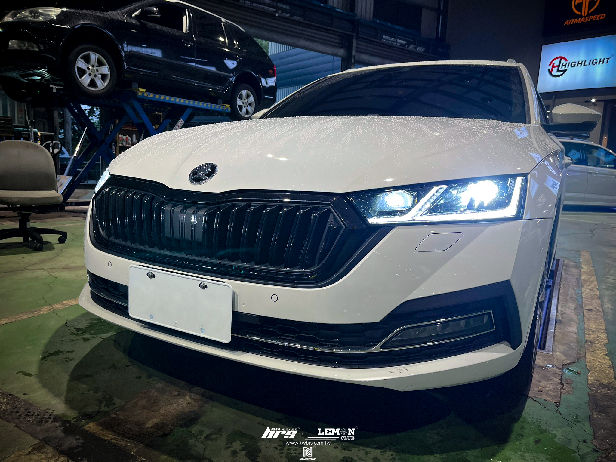 Skoda Octavia MK4 安裝 亮黑水箱罩框