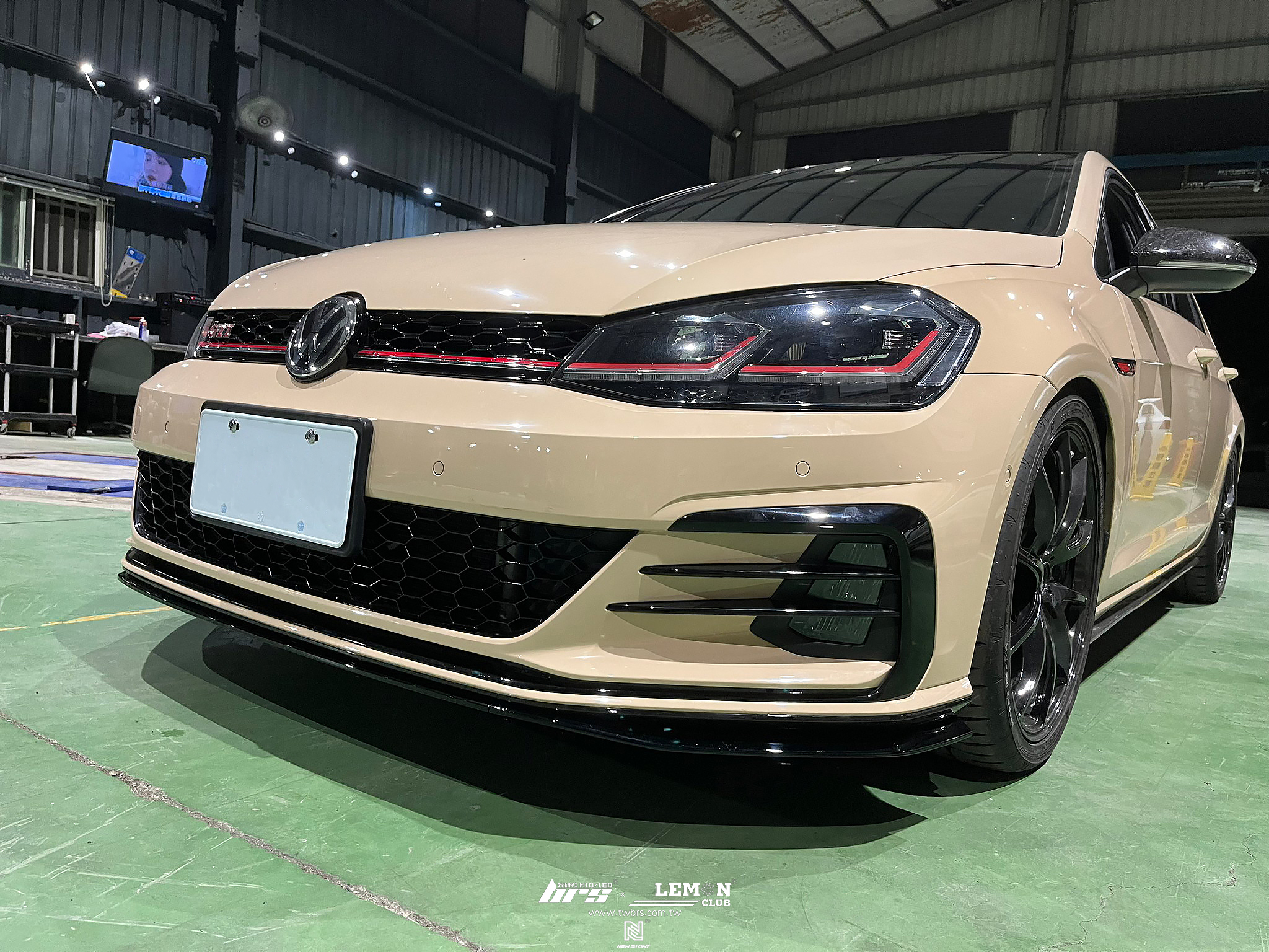 Volkswagen Golf 7.5 GTI 安裝 原廠TCR前下巴+副廠GTI霧燈總成(L邊)