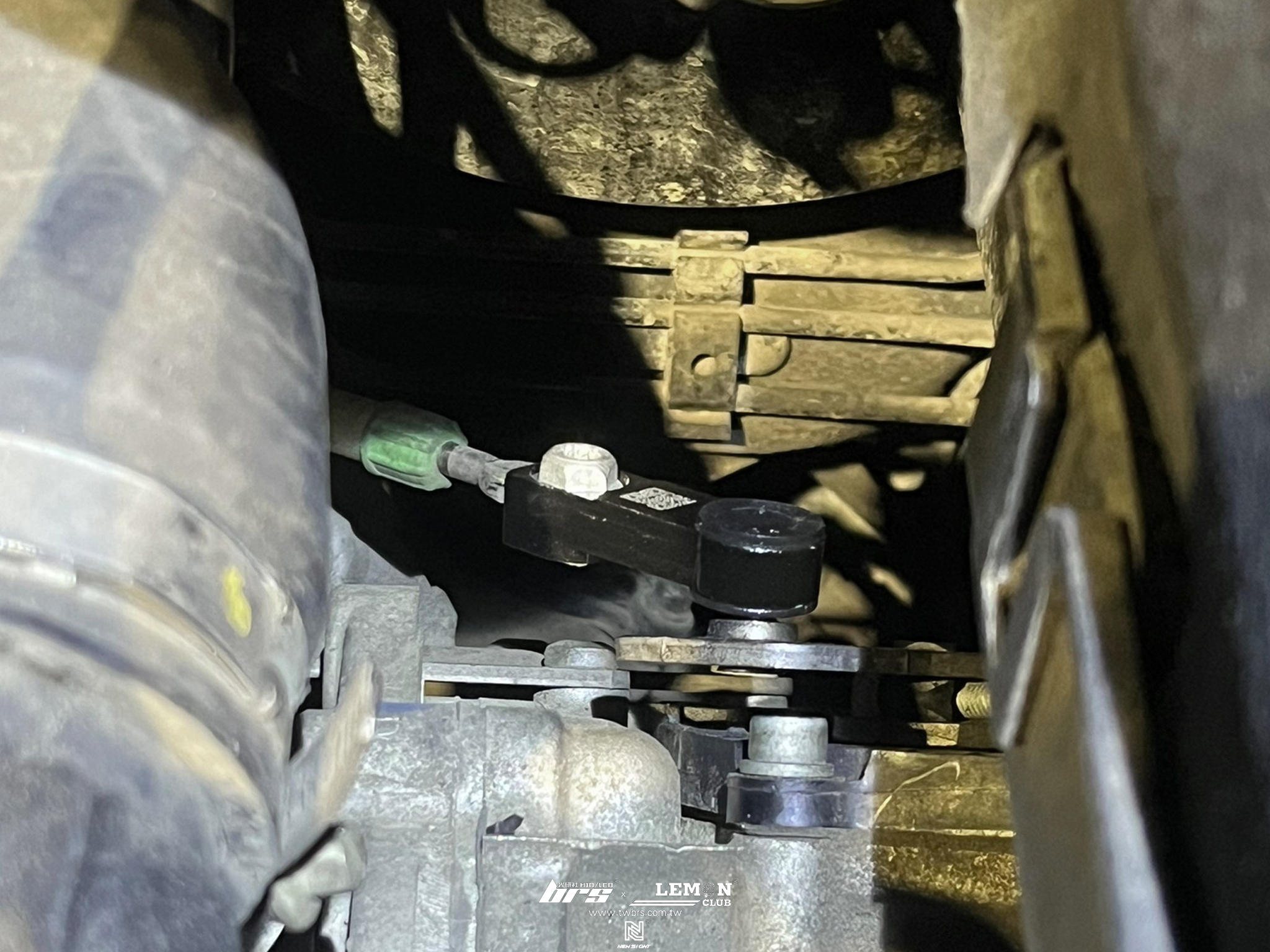 Skoda Octavia 安裝 右前輪軸承更換+排檔線接頭+HUNTER 3D電腦前輪定位