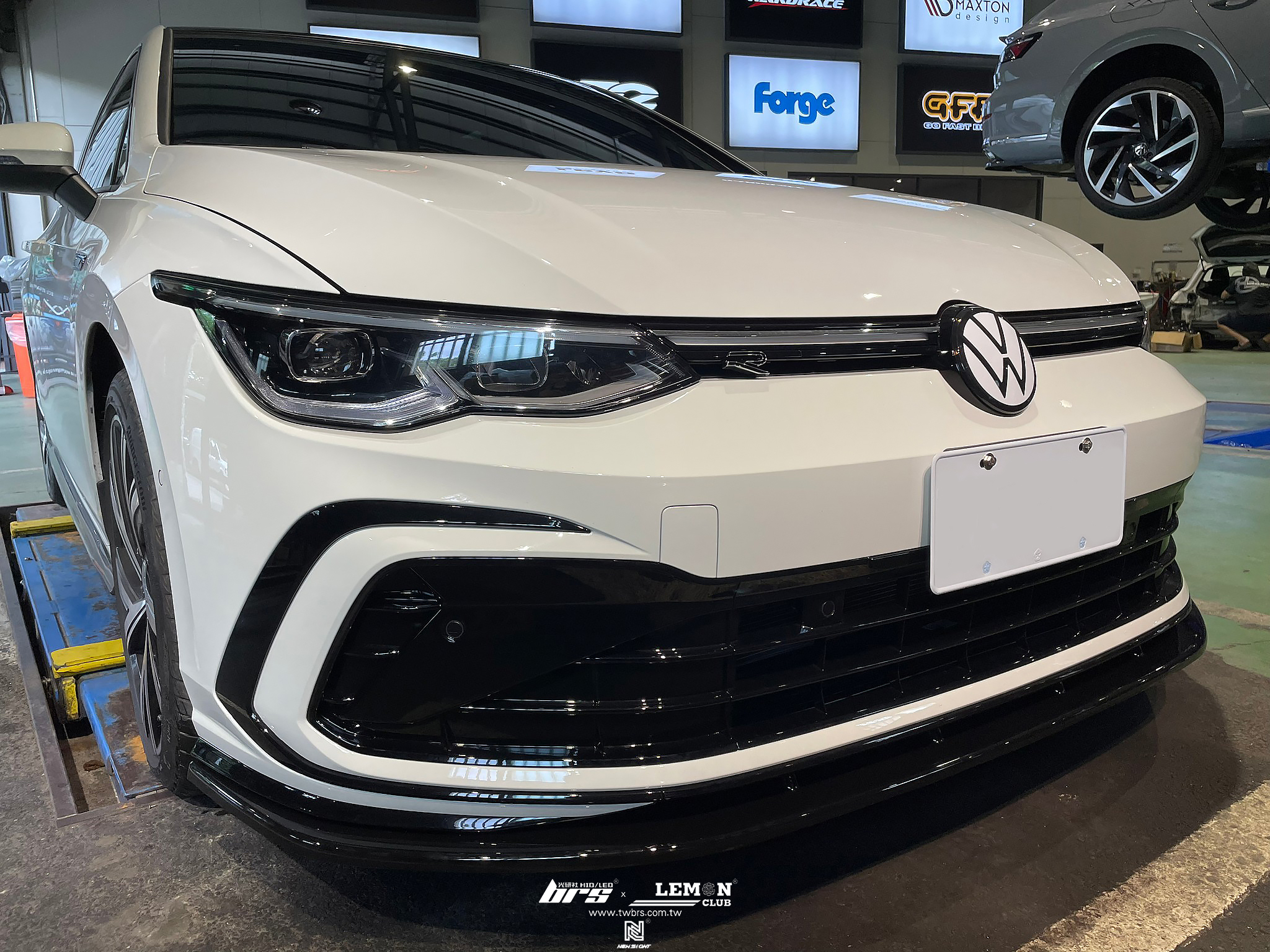 Volkswagen Golf 8 R-Line 安裝 類MAX前下巴