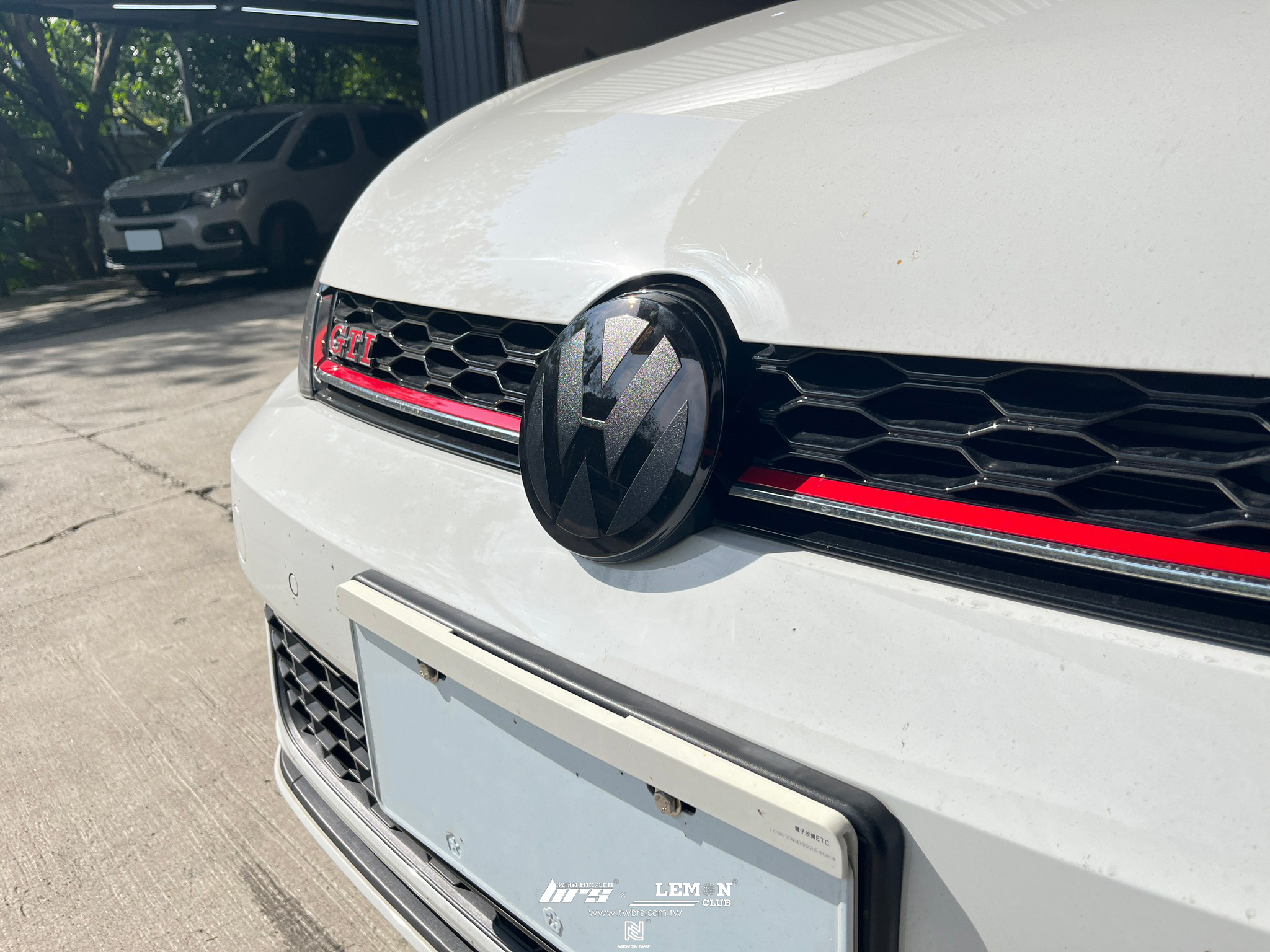 Volkswagen Golf 7.5 安裝 前黑標+後黑標+亮黑蜂巢反光片+原廠鋼琴烤漆後視鏡蓋