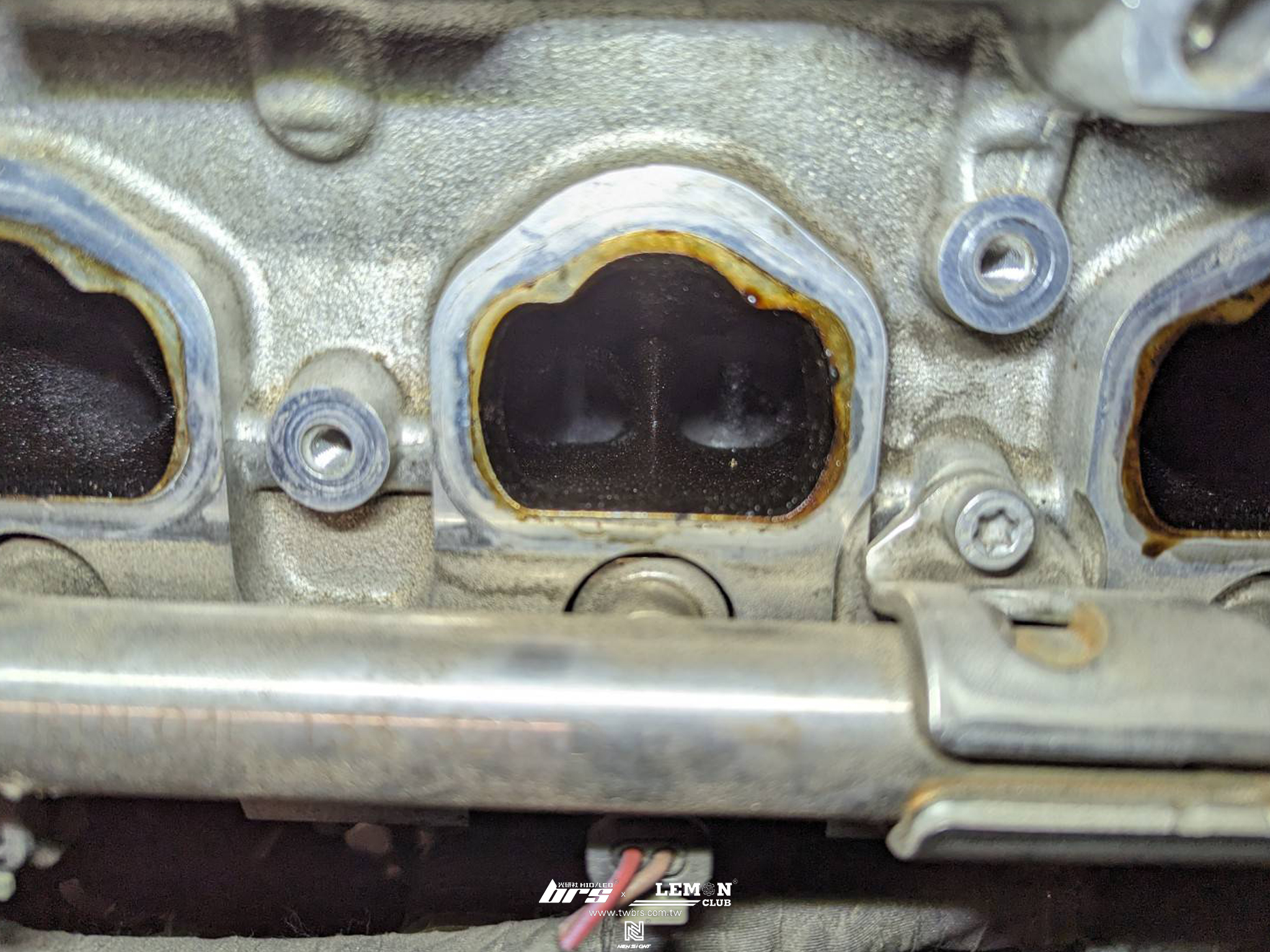 Skoda Octavia 保養(德國Rheinol萊茵機油0W20+原廠機油芯+原廠洩油螺絲+原廠洩油螺絲墊片+原廠火星塞+原廠外皮帶+正時套組)+冷氣循環系統+節氣門清洗+核桃沙清洗積碳