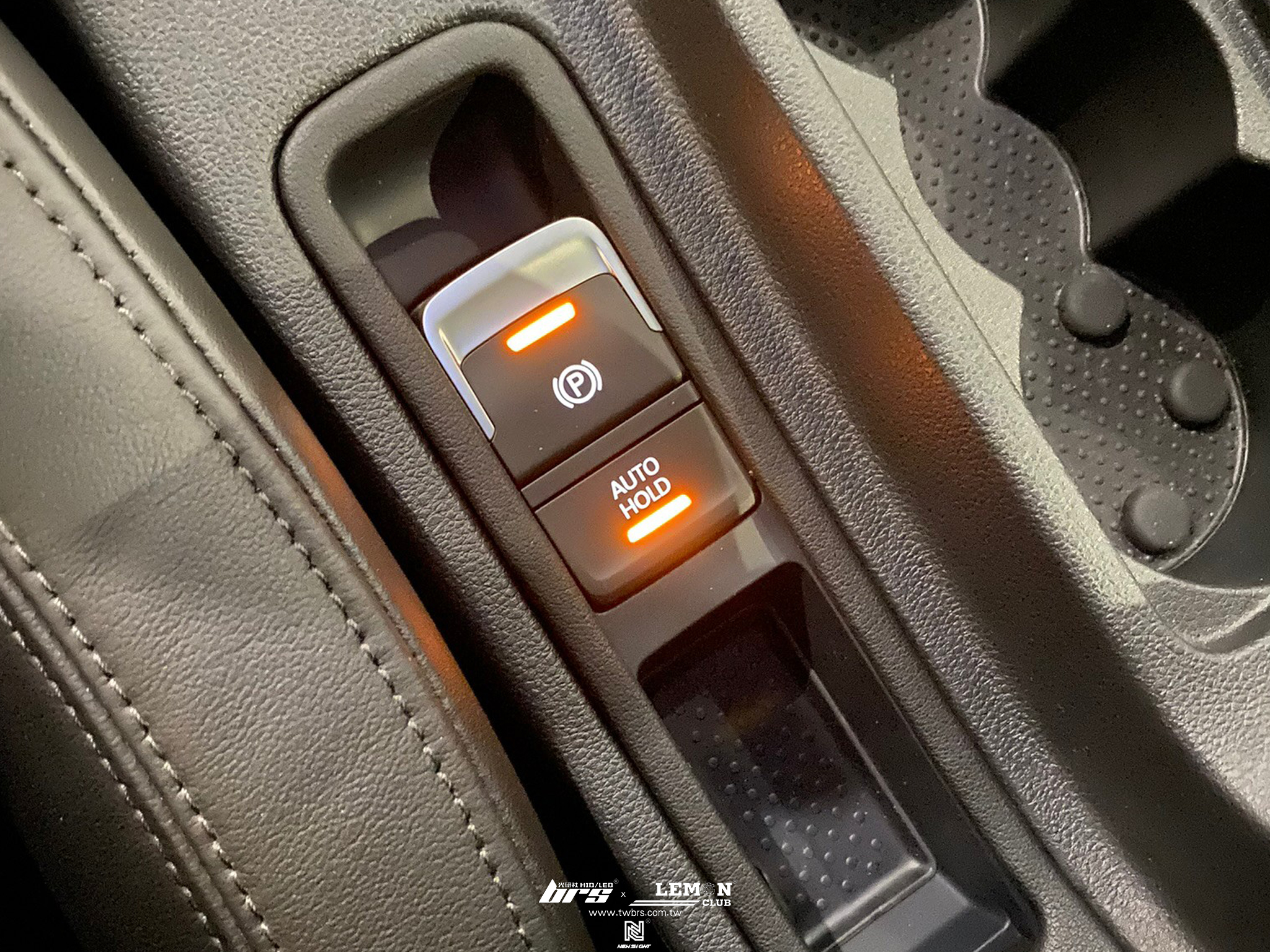 Skoda Octavia 安裝 電子手煞車開關總成