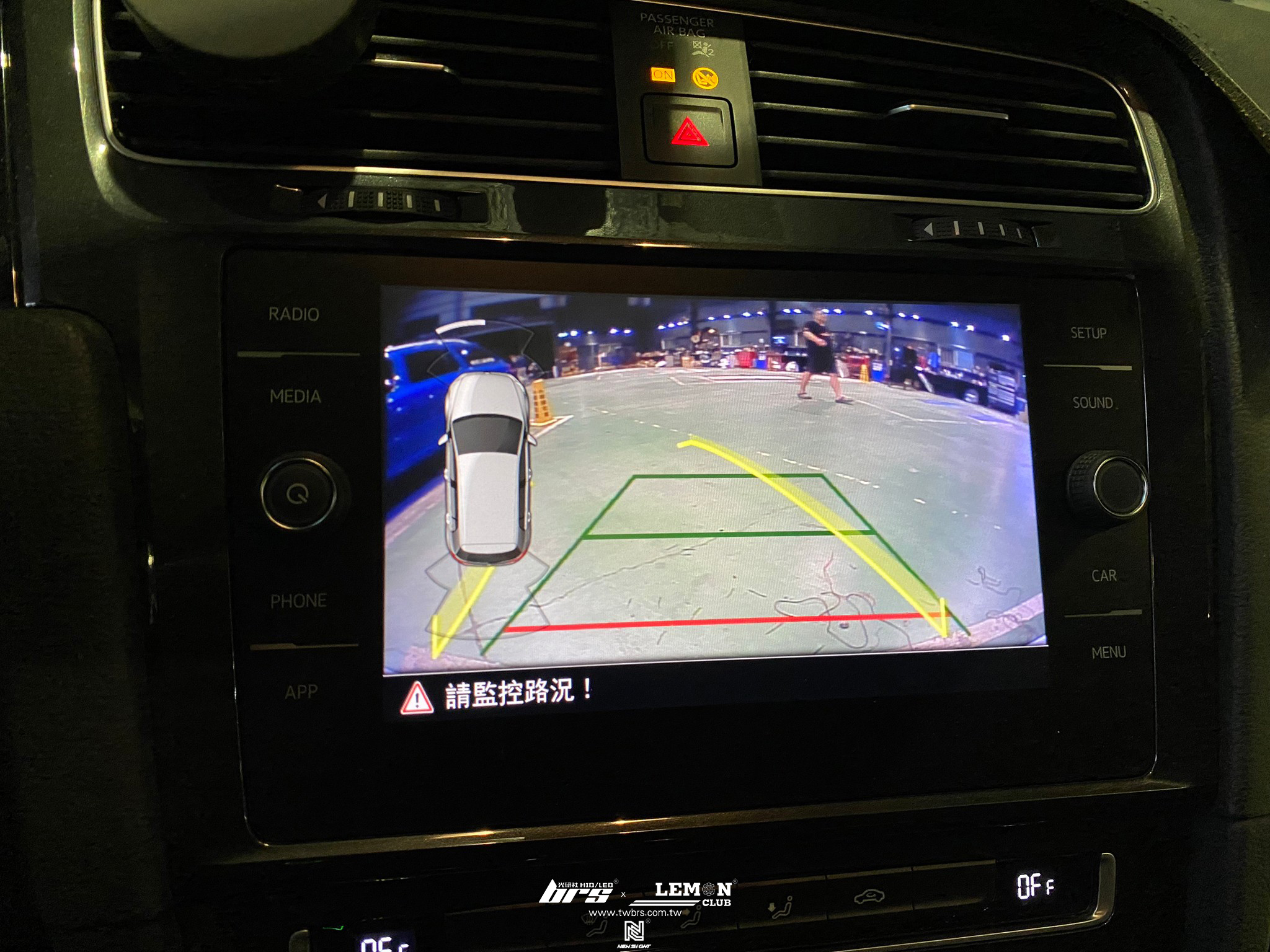 Volkswagen Golf 7.5 安裝 倒車翻蓋鏡頭-軌跡版+後座USB充電座