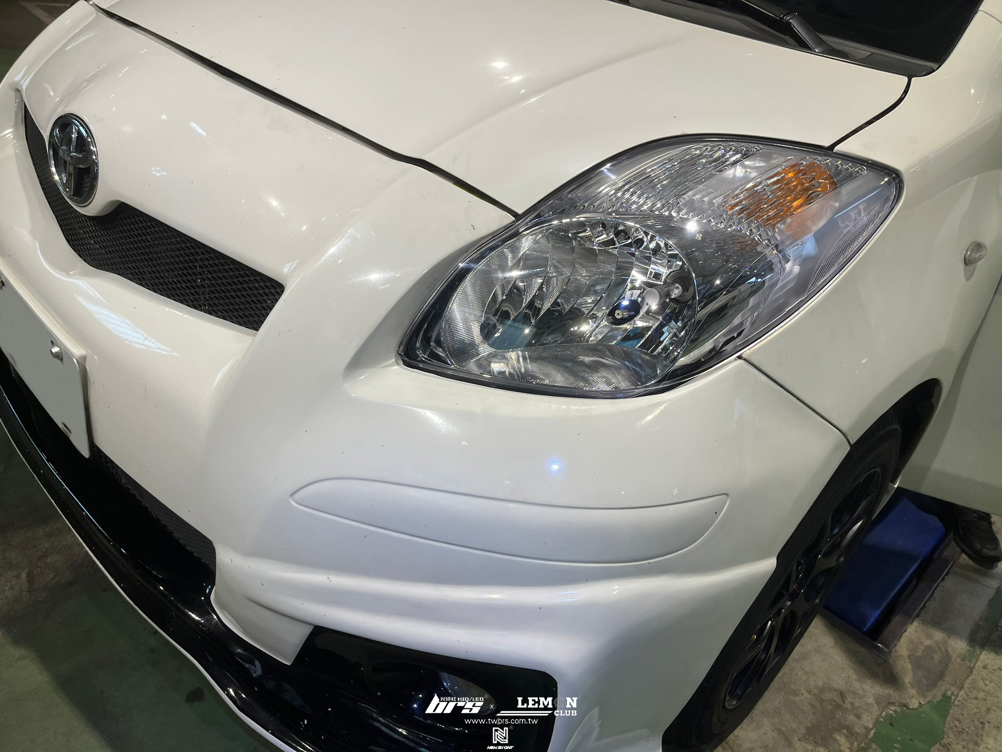 Toyota Yaris 安裝 銀底款大燈總成