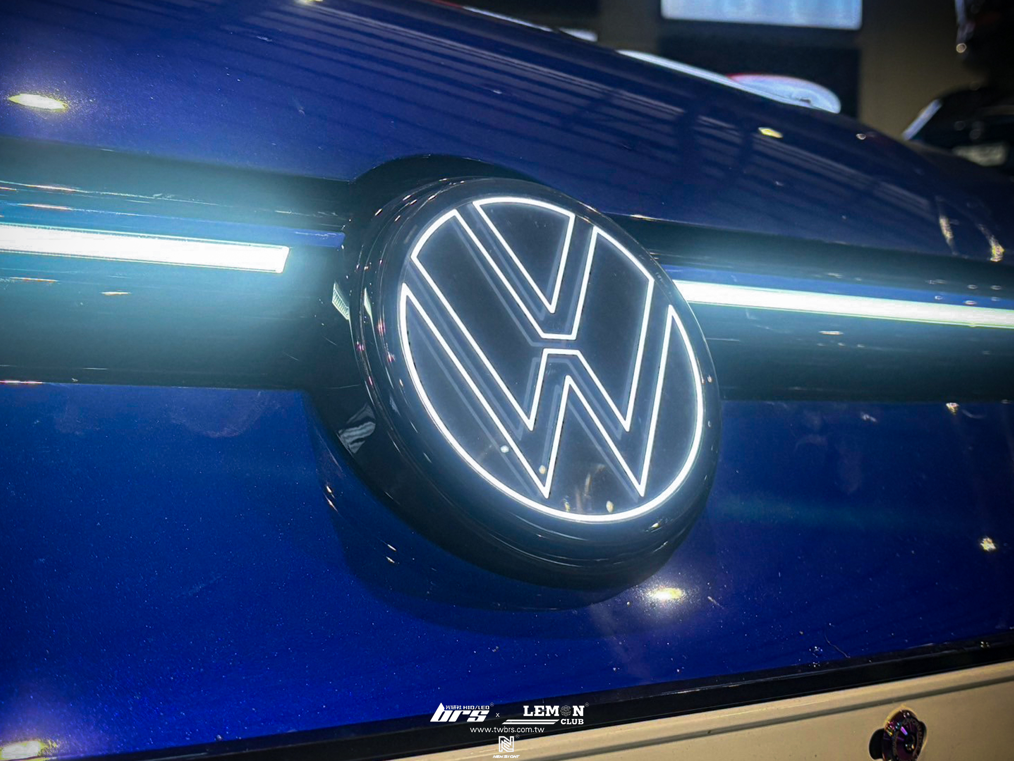 Volkswagen Golf 8 安裝 發光廠徽