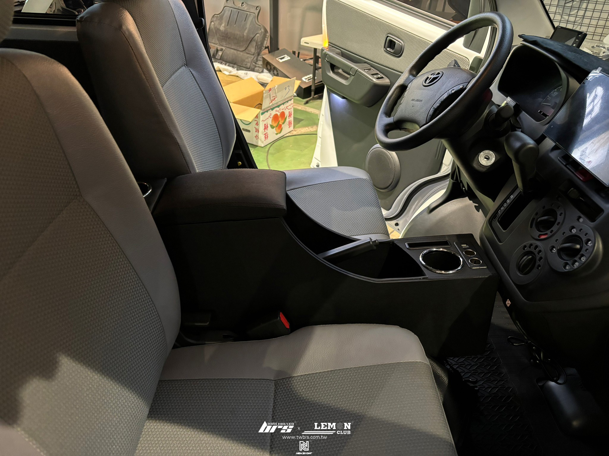 Toyota Town Ace 安裝 中央置物扶手