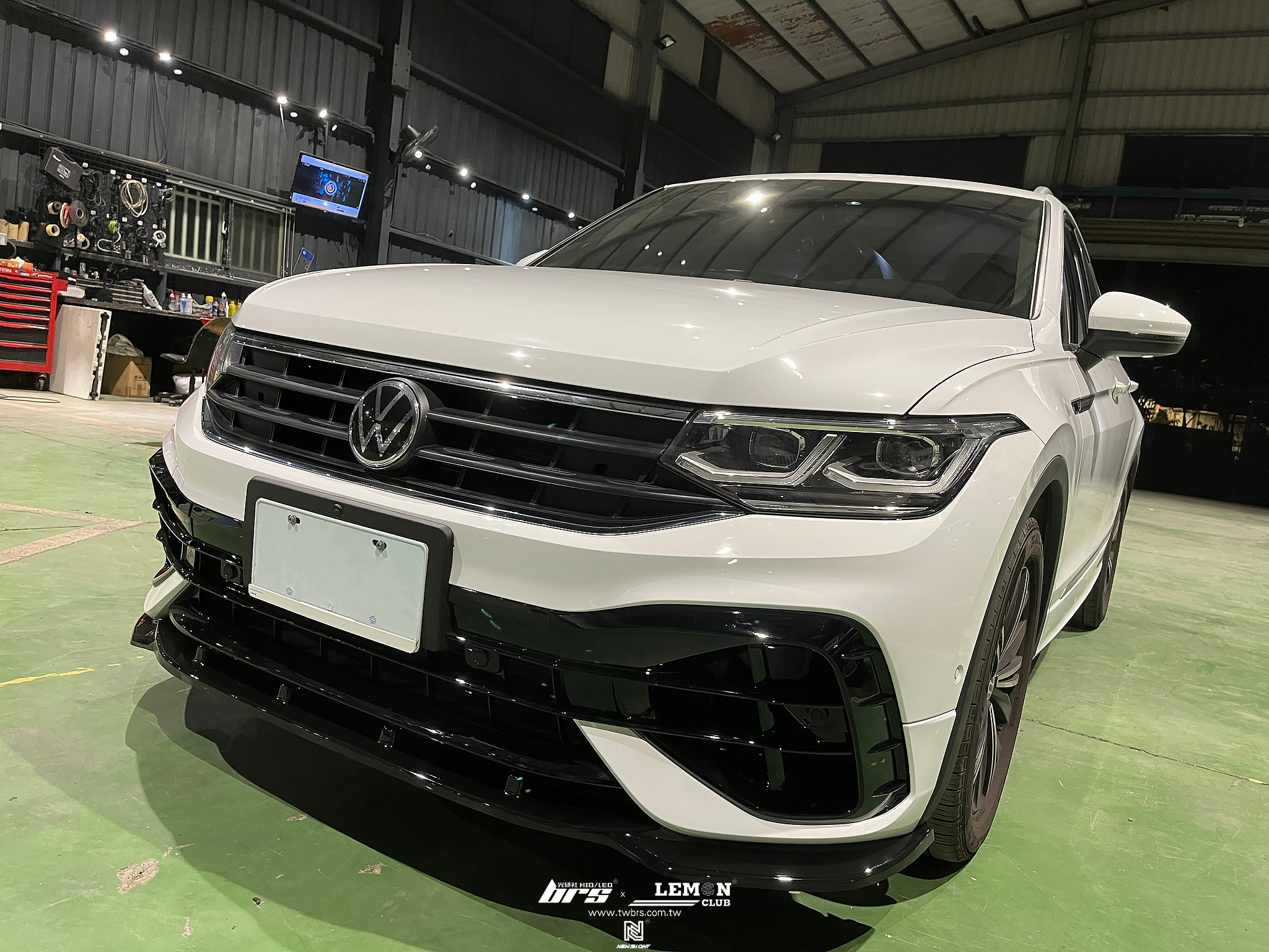 Volkswagen New Tiguan 安裝 R前保桿+四門浪板烤漆+副廠21年式動態尾燈+類MAX前下巴+環景校正