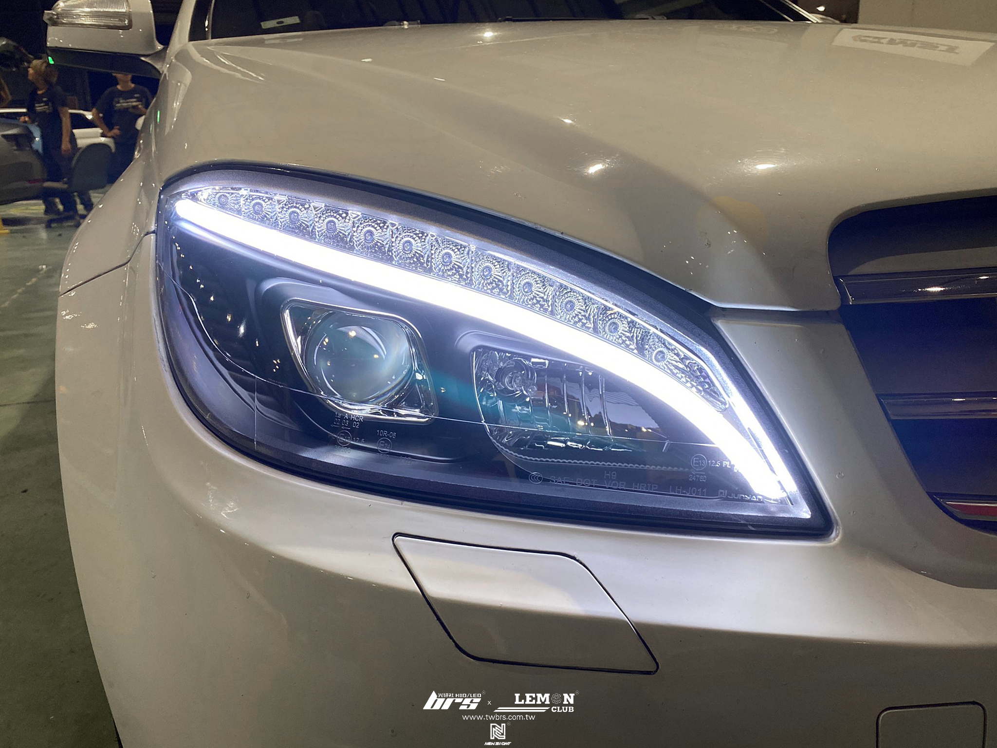 Benz W204 安裝 大燈總成