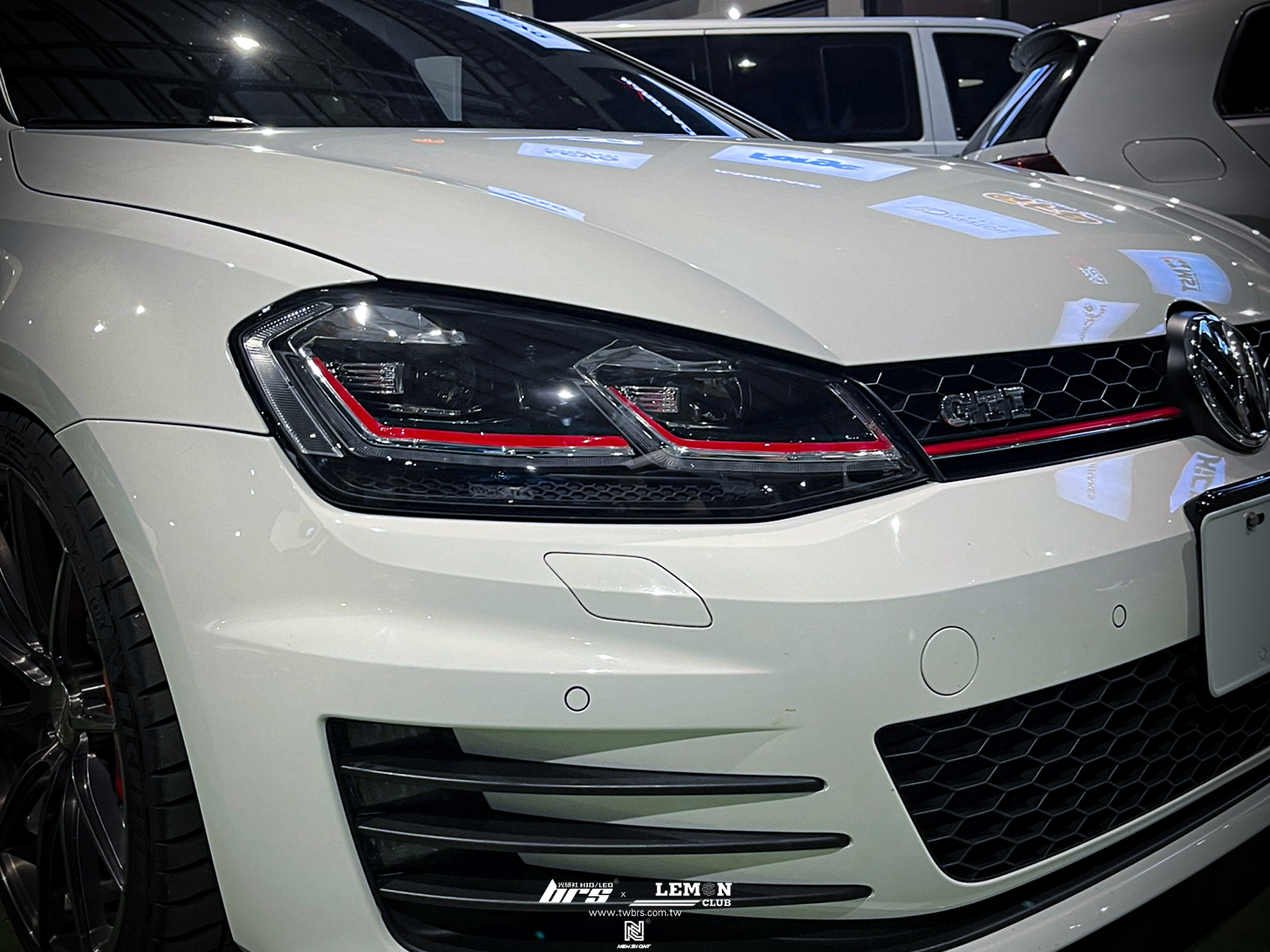 Volkswagen Golf 7 GTI 安裝 7改7.5紅線魚眼大燈總成+7改7.5副廠流水LED尾燈+D2H 6500K 高階款LED+LUFI多功能顯示器(三代)