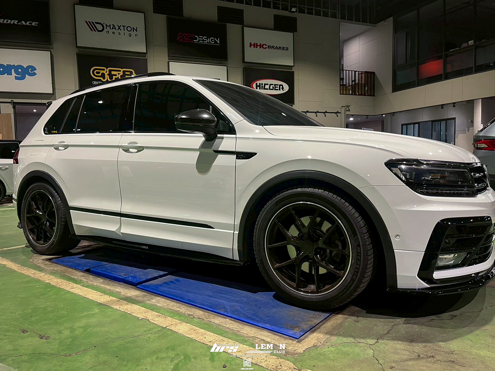 Volkswagen New Tiguan R-Line 安裝 Forge 高低軟硬可調避震器+副廠亮黑水箱罩+類MAX前下巴+類MAX側裙+副廠後下擾流+類MAX尾翼+類MAX後下包角