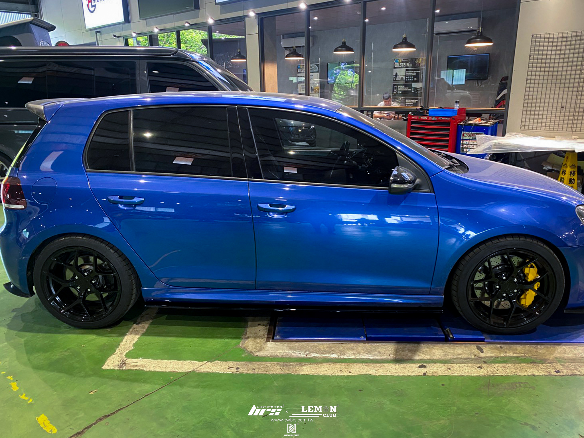 Volkswagen Golf 6 安裝 類MAX側裙+前黑標+後黑標