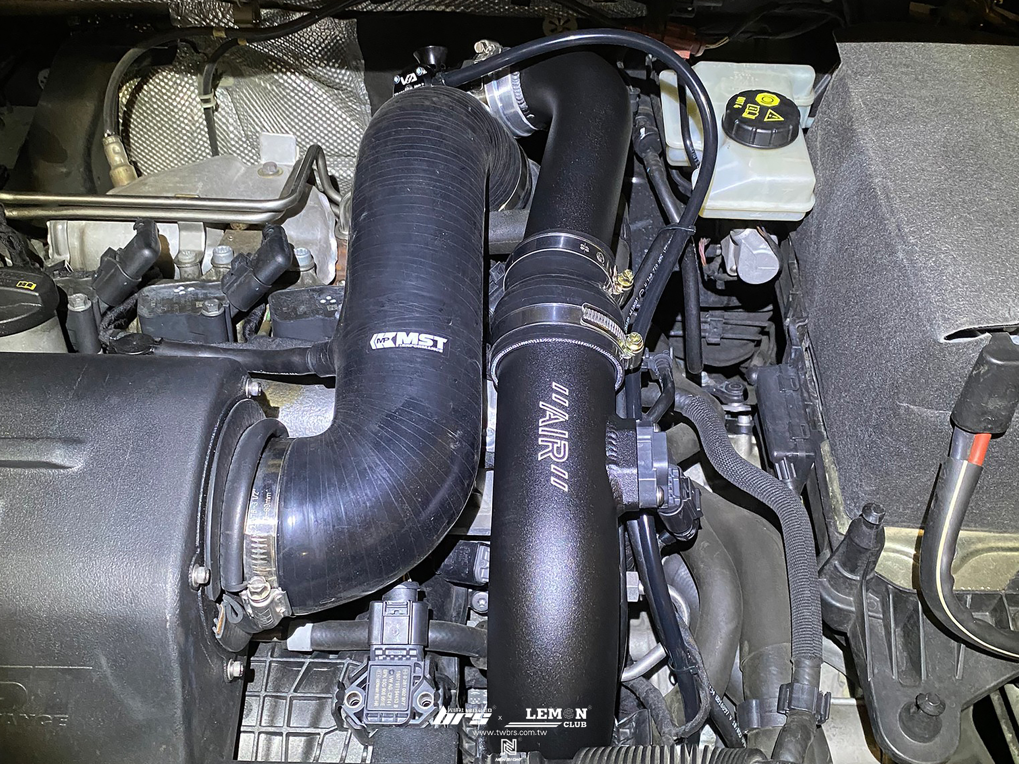 Volkswagen Touran 安裝 GFB EA211專用 外洩式洩壓閥+MK7 1.4 渦輪管V2