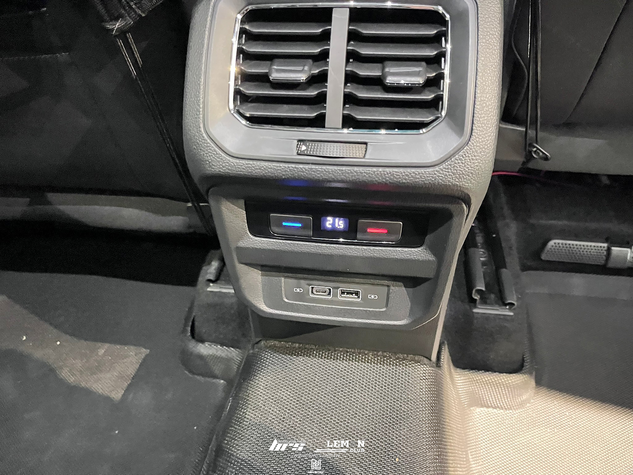 Volkswagen New Tiguan 安裝 右前輪速感知器+後座USB (TYPE-C插孔)+專用尾門燈