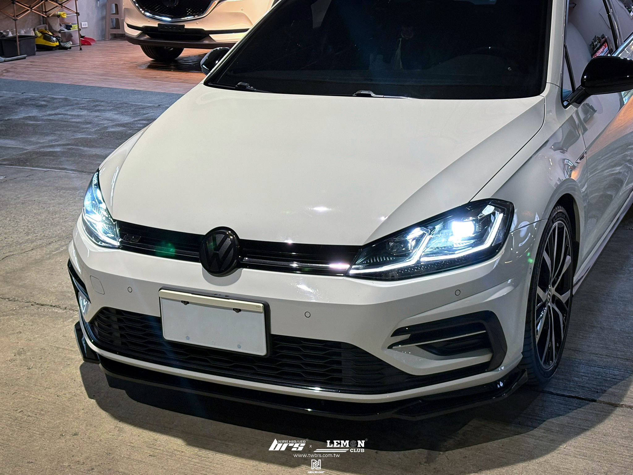 Volkswagen Golf 7.5 R-Line 安裝 副廠三件式前下巴