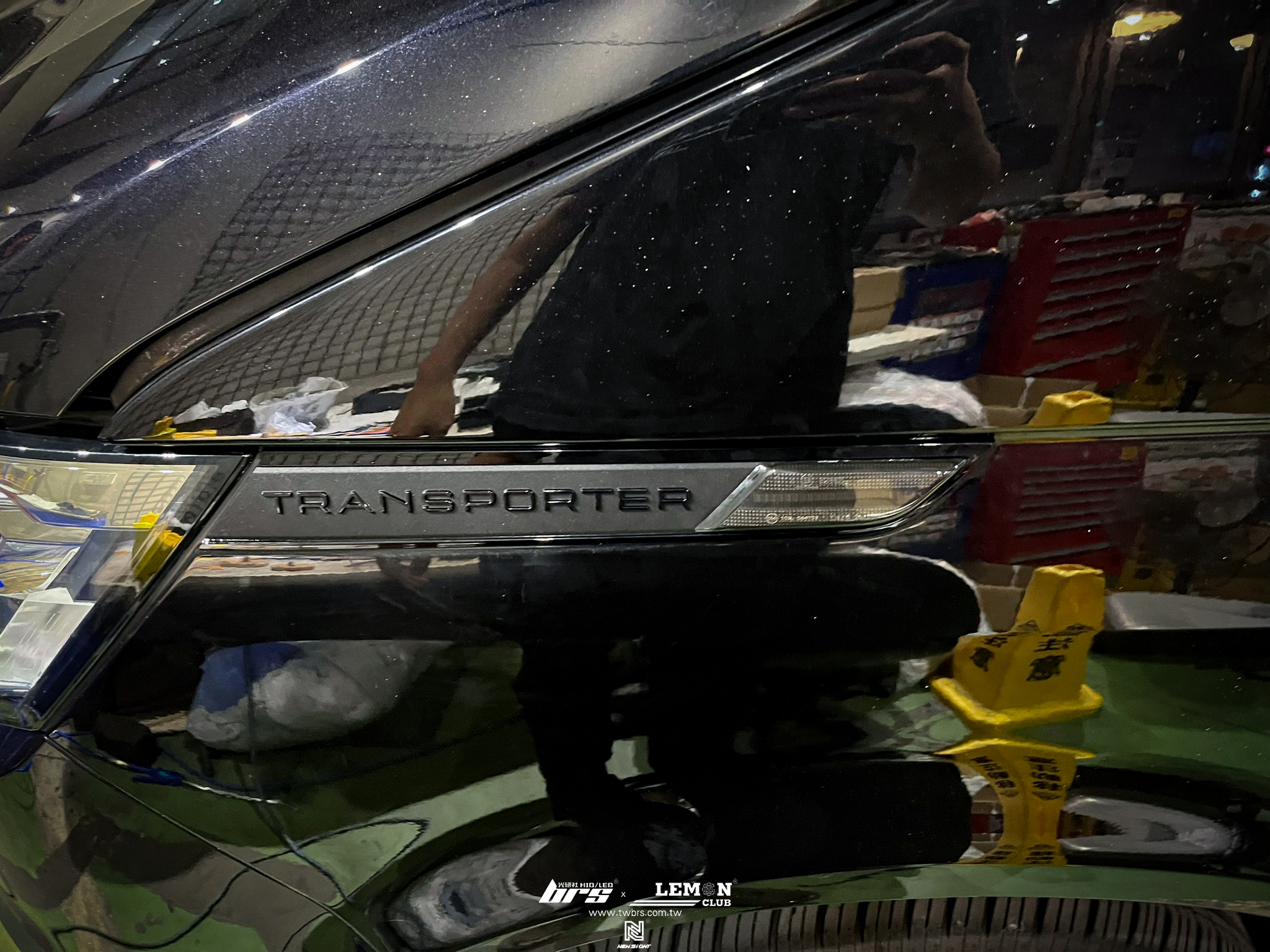 Volkswagen T6.1 安裝 TRANSPORTER側標+葉子板燻黑流水方向燈+英國風方型側邊防撞桿(側裙)