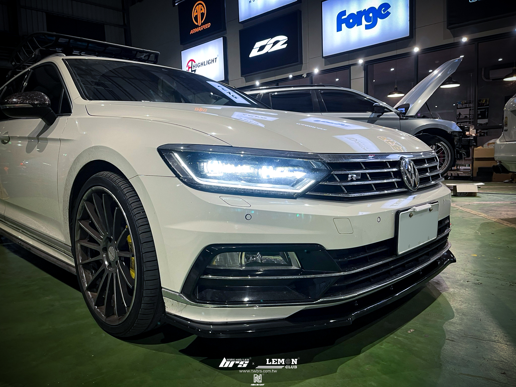 Volkswagen Passat B8 Variant R-Line 安裝 類MAX FD2前下巴