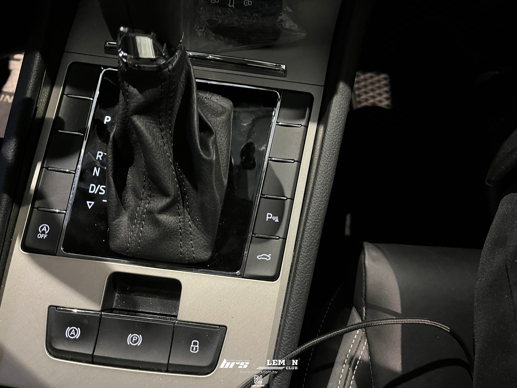 Skoda Superb 安裝 把手式倒車顯影鏡頭-軌跡板+原廠後四雷升級ops前後八雷達