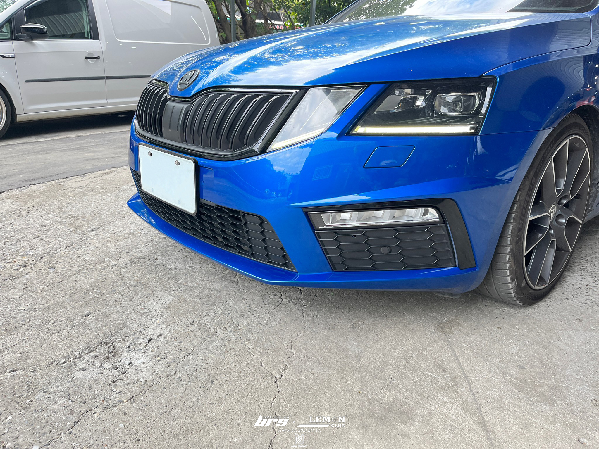 Skoda Octavia 安裝 RS前保桿+原廠變速箱腳更換+原廠引擎腳更換+清洗液儲液罐