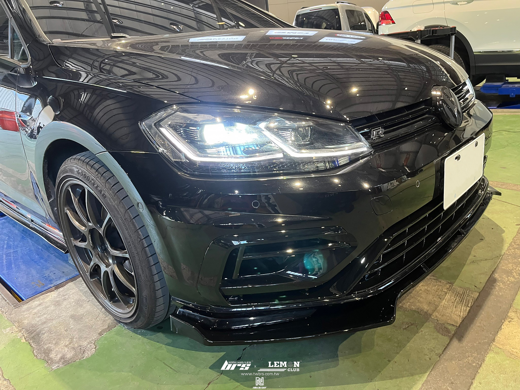 Volkswagen Golf 7.5 安裝 三件式前下巴+標誌-水箱罩標、側標