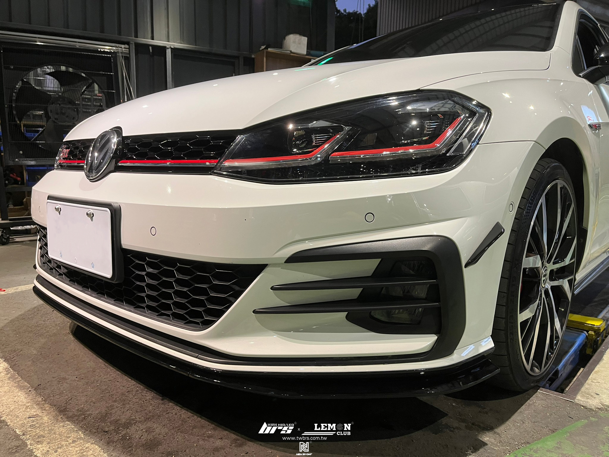 Volkswagen Golf 7.5 GTI 安裝 類TCR前下巴