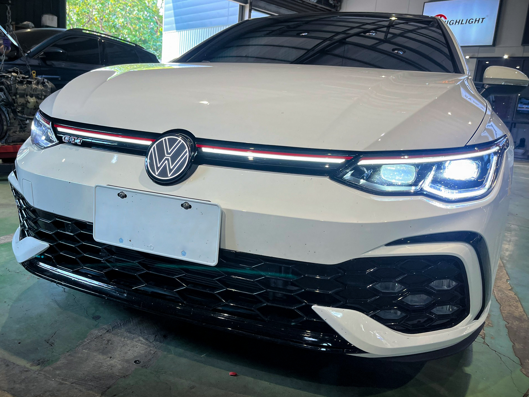 Volkswagen Golf 8 GTI 安裝 發光廠徽