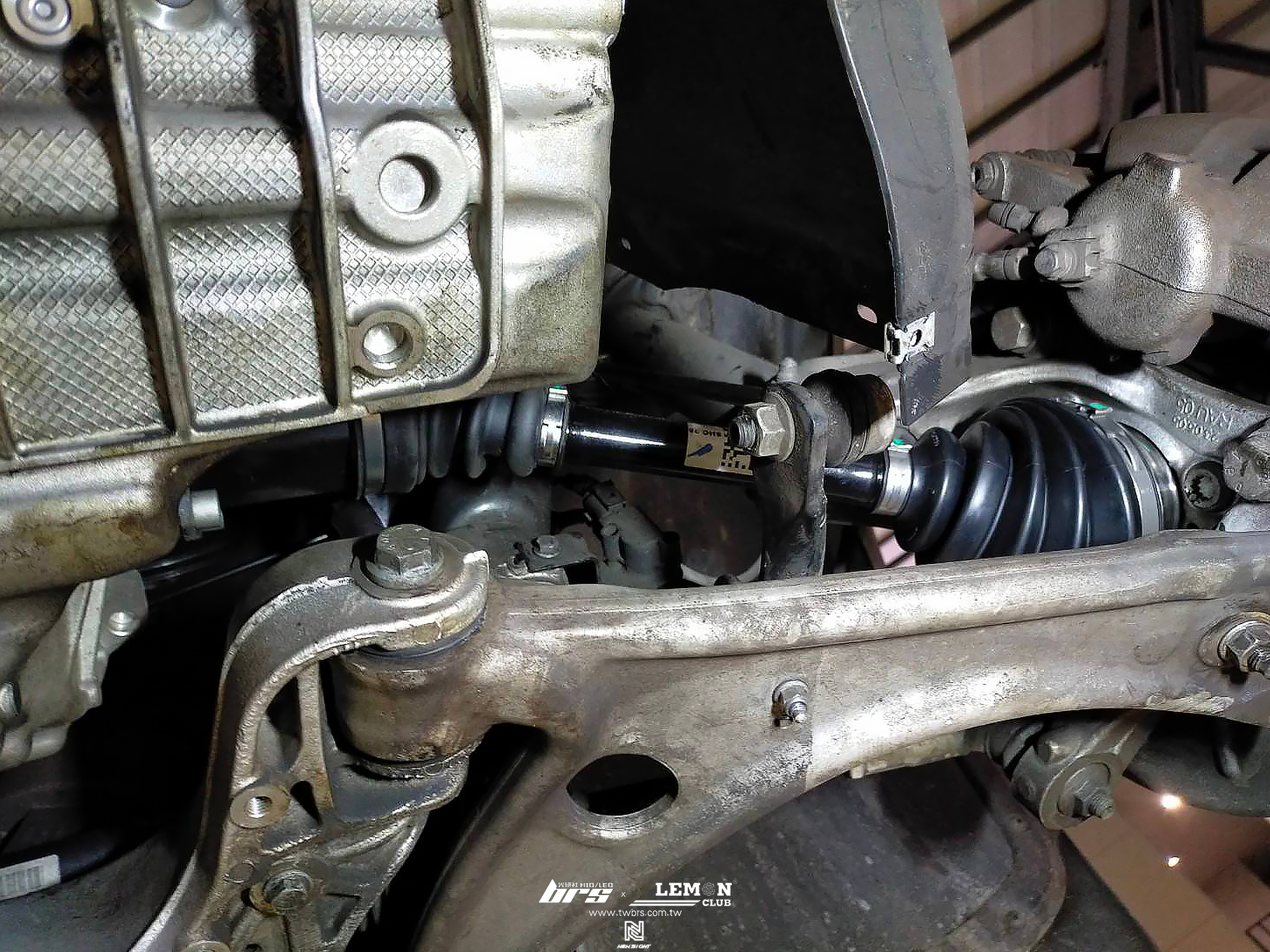 Volkswagen Sharan 保養 左前傳動軸更換