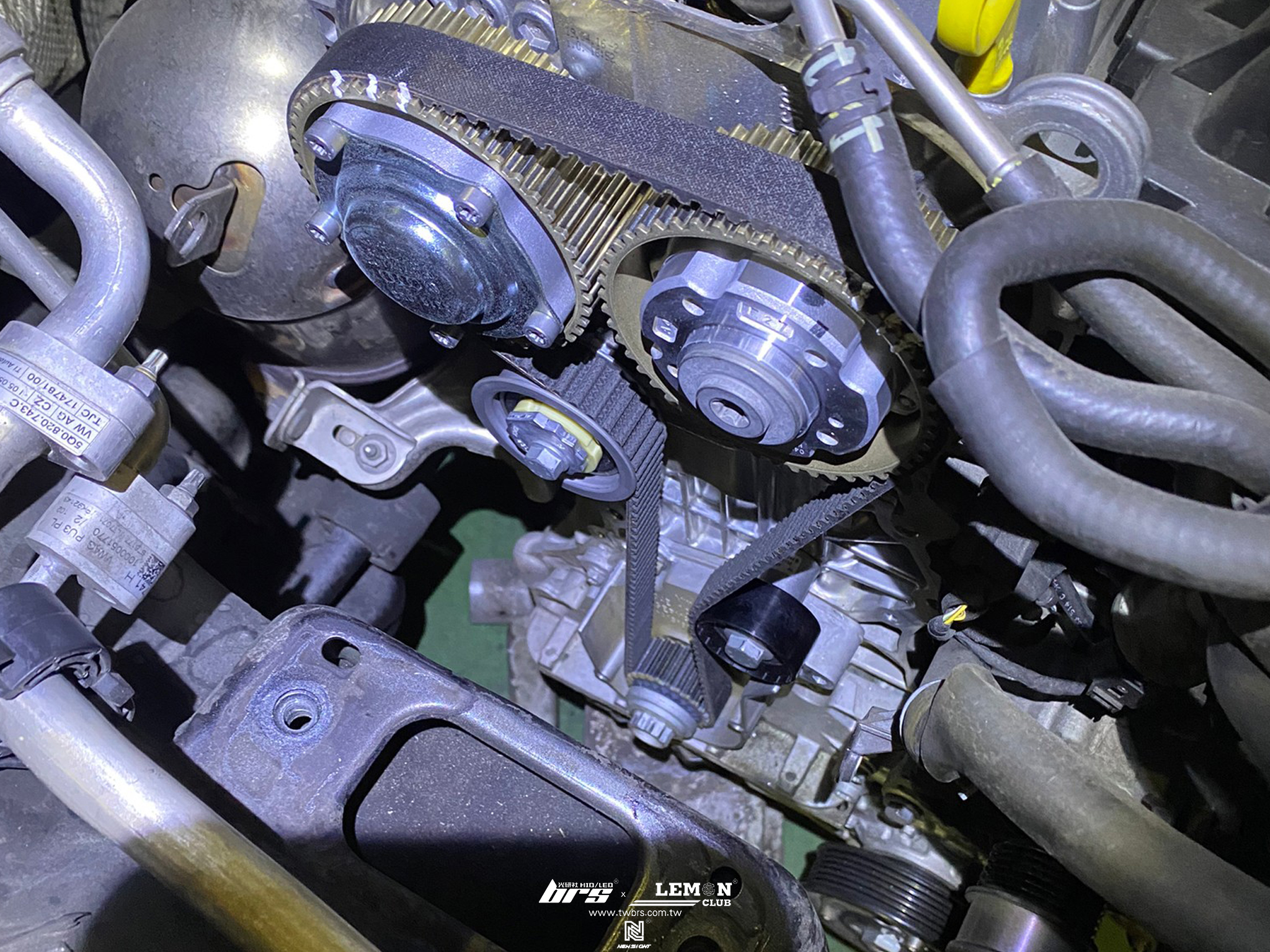 Skoda Superb 保養(原廠機油芯+原廠洩油螺絲+原廠洩油螺絲墊片+正時皮帶套組)