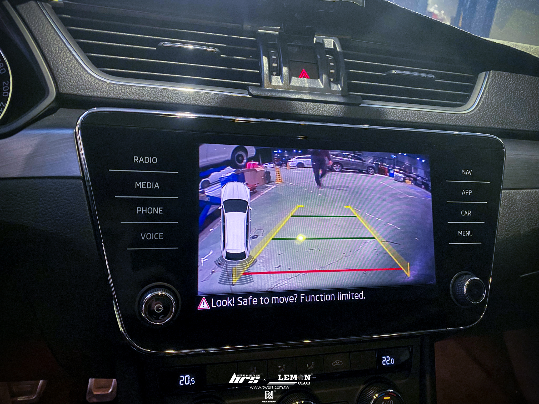 Skoda Superb 安裝 把手式倒車顯影鏡頭(軌跡版)