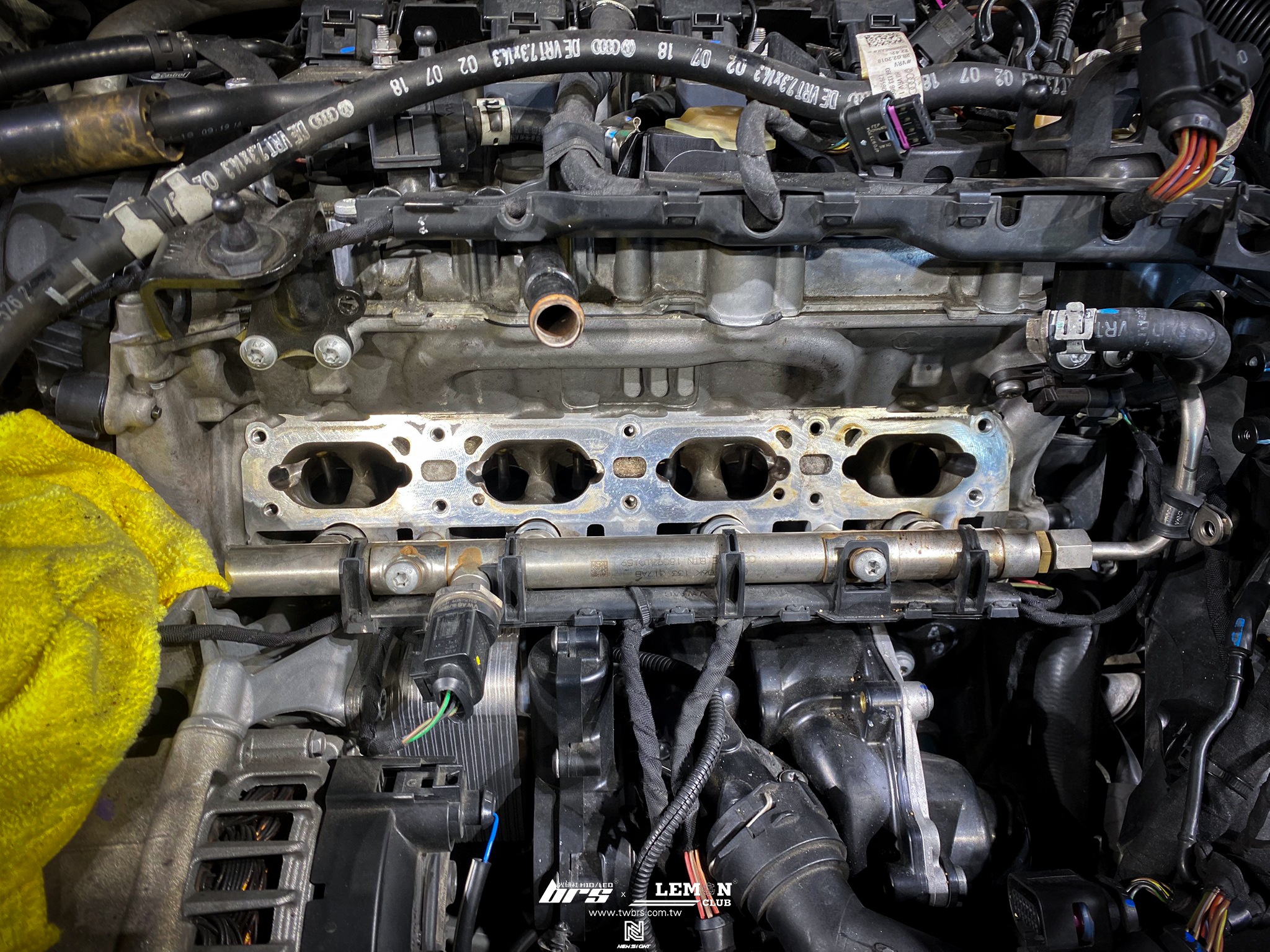 Skoda Octavia 保養 德國Rheinol萊茵機油0W20更換+原廠機油芯更換+傳動軸防塵套更換+汽門核桃沙清洗積碳