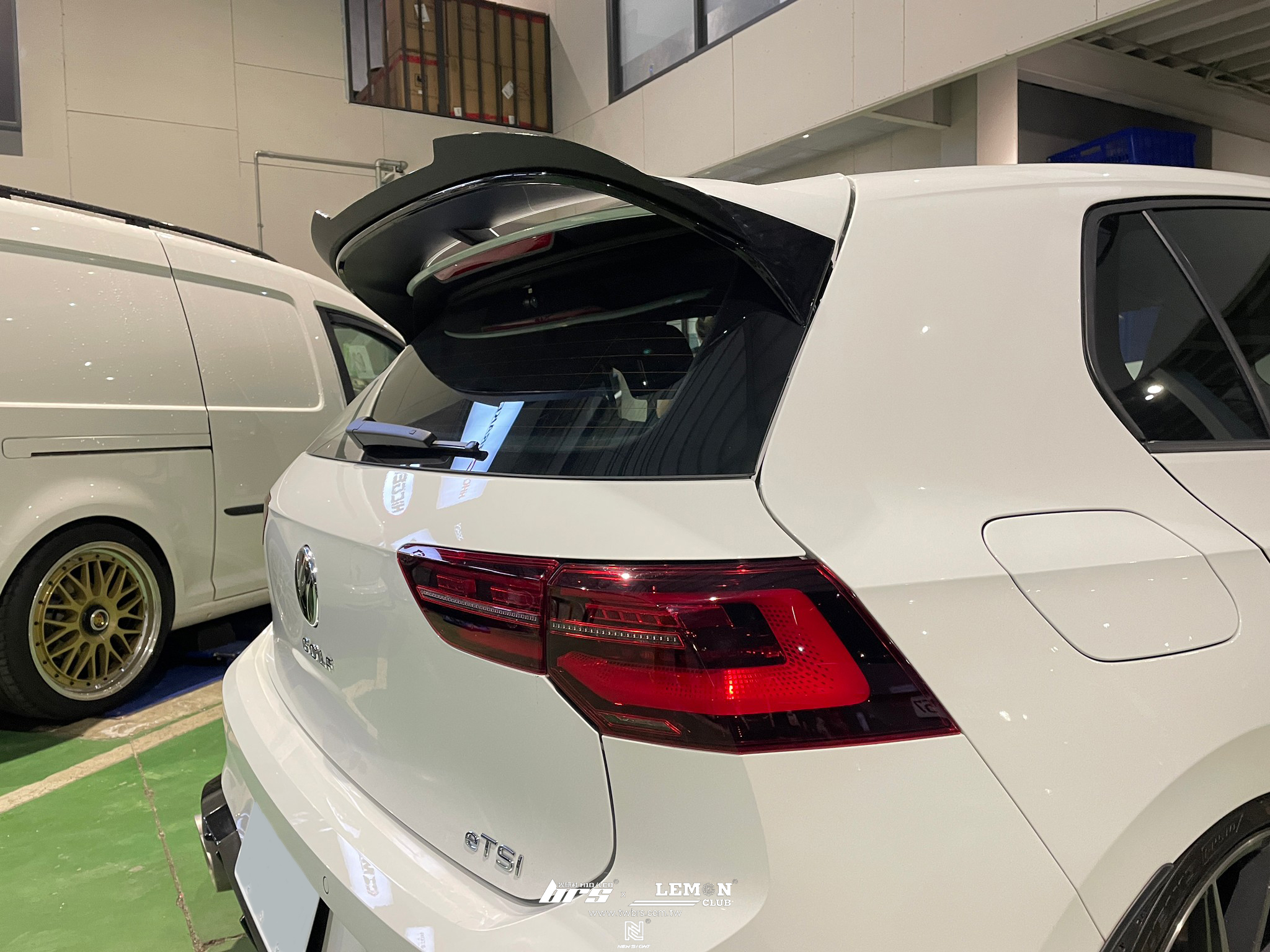 Volkswagen Golf 8 R-Line 安裝 8 R CS 類MAX尾翼