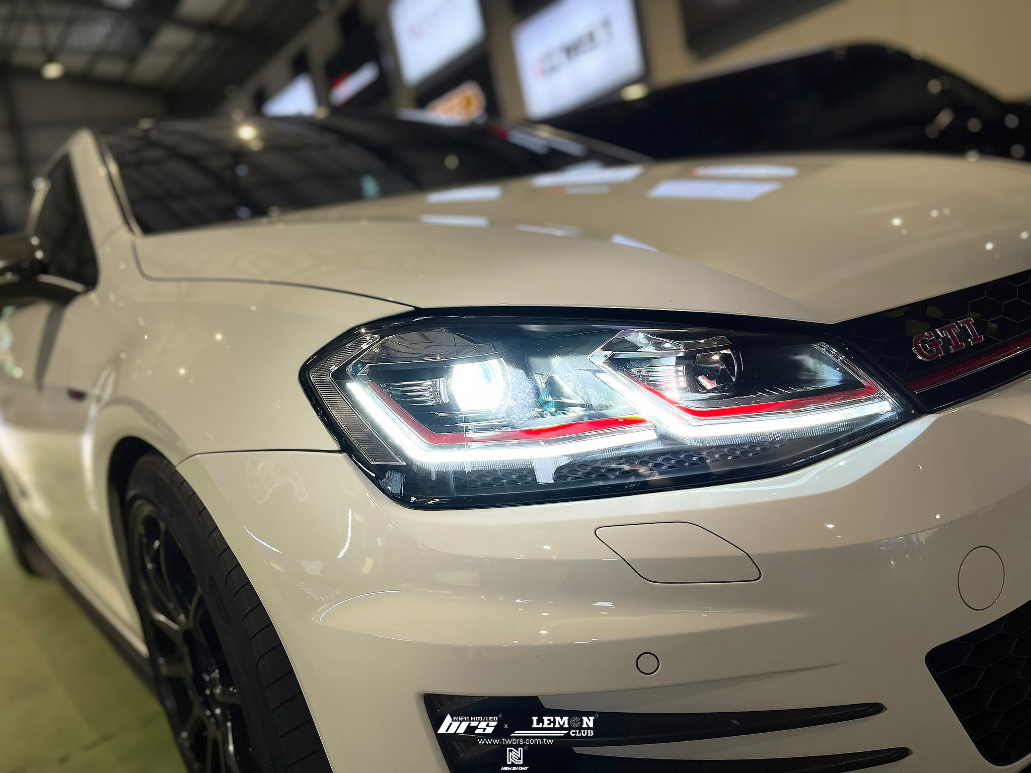 Volkswagen Golf 7 GTI 安裝 7改7.5紅線魚眼大燈總成+HIGHLIGHT SS款(高階款) 6000K LED