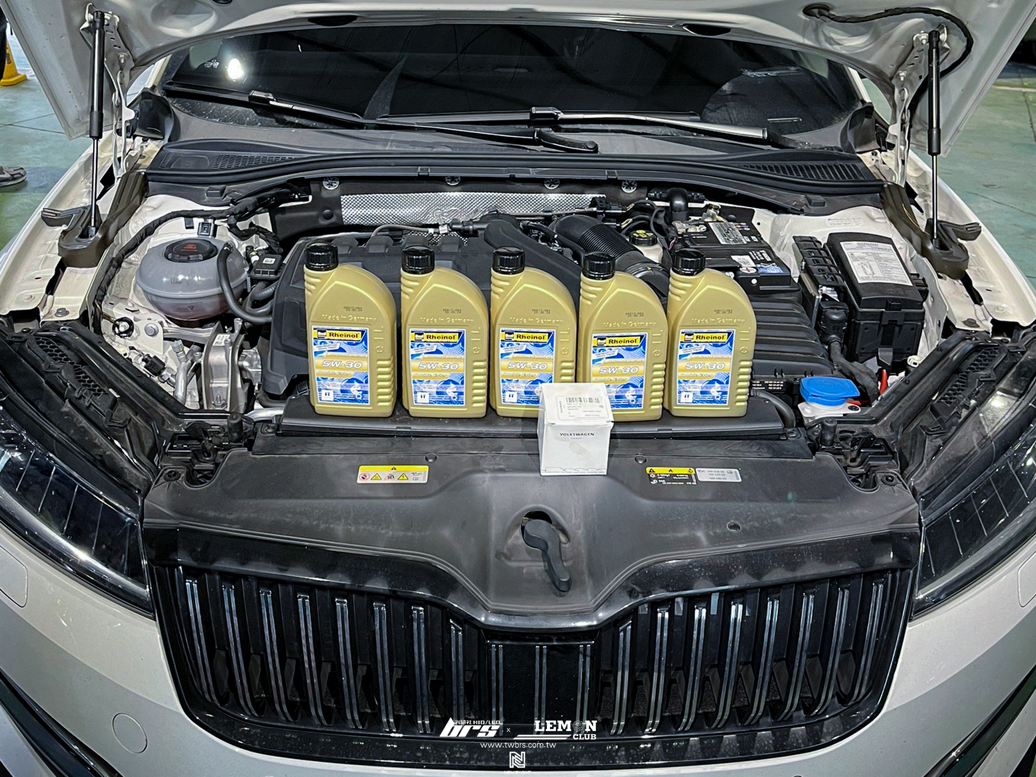 Skoda Superb 安裝 德國Rheinol萊茵機油5W30更換+原廠機油芯更換+原廠洩油螺絲+墊片更換+流水後視鏡側燈更換