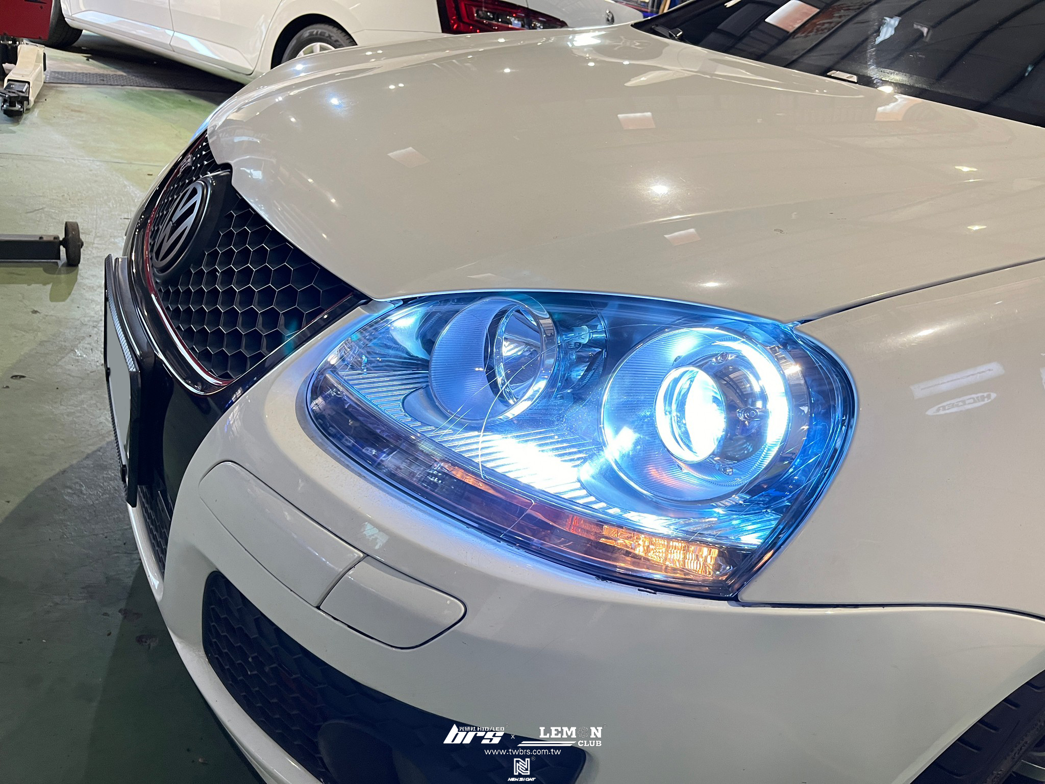 Volkswagen Golf 5 GTI 安裝 魚眼大燈總成