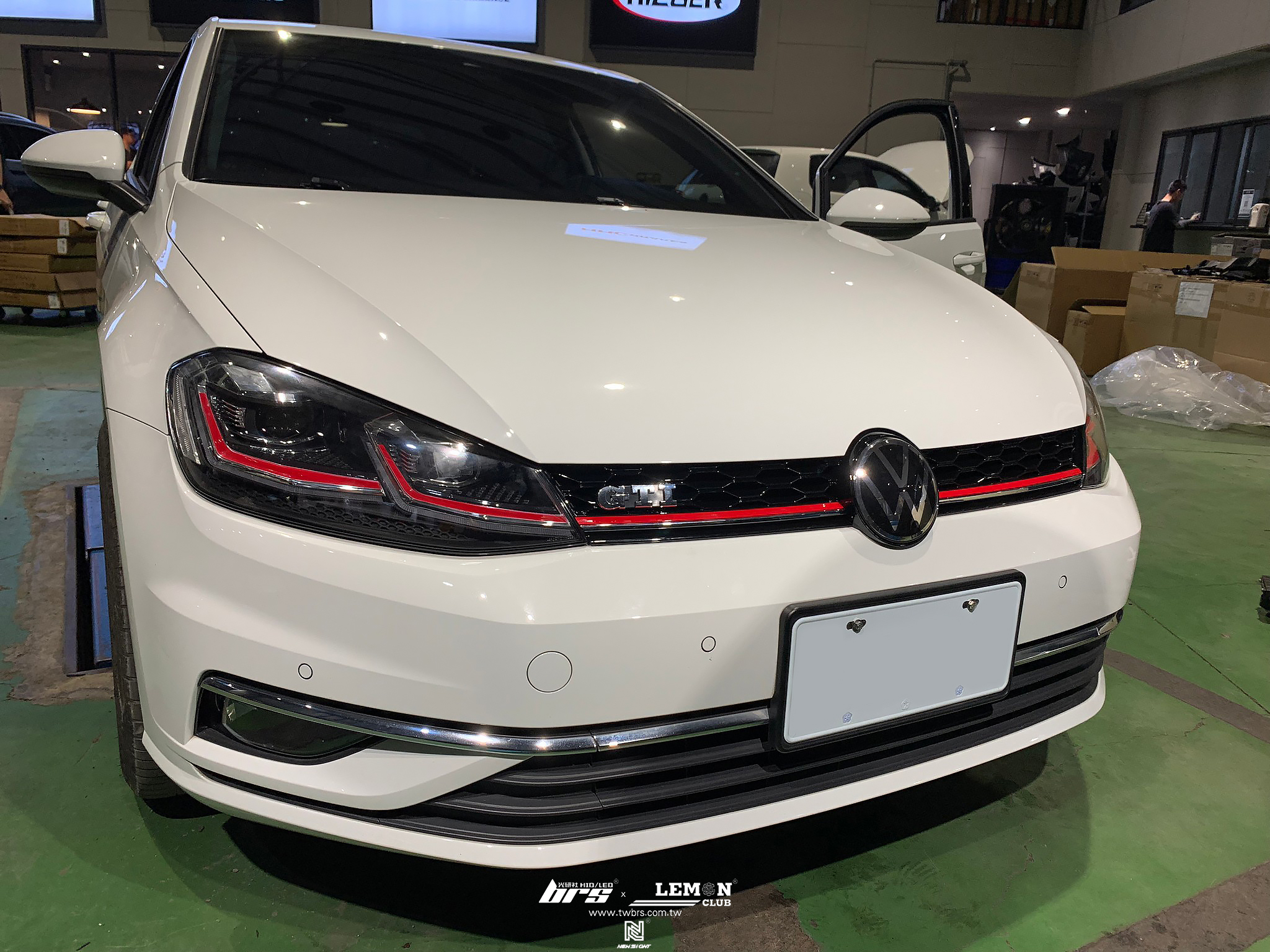 Volkswagen Golf 7.5 安裝 紅線魚眼大燈總成+後視鏡流水方向燈+牌照燈