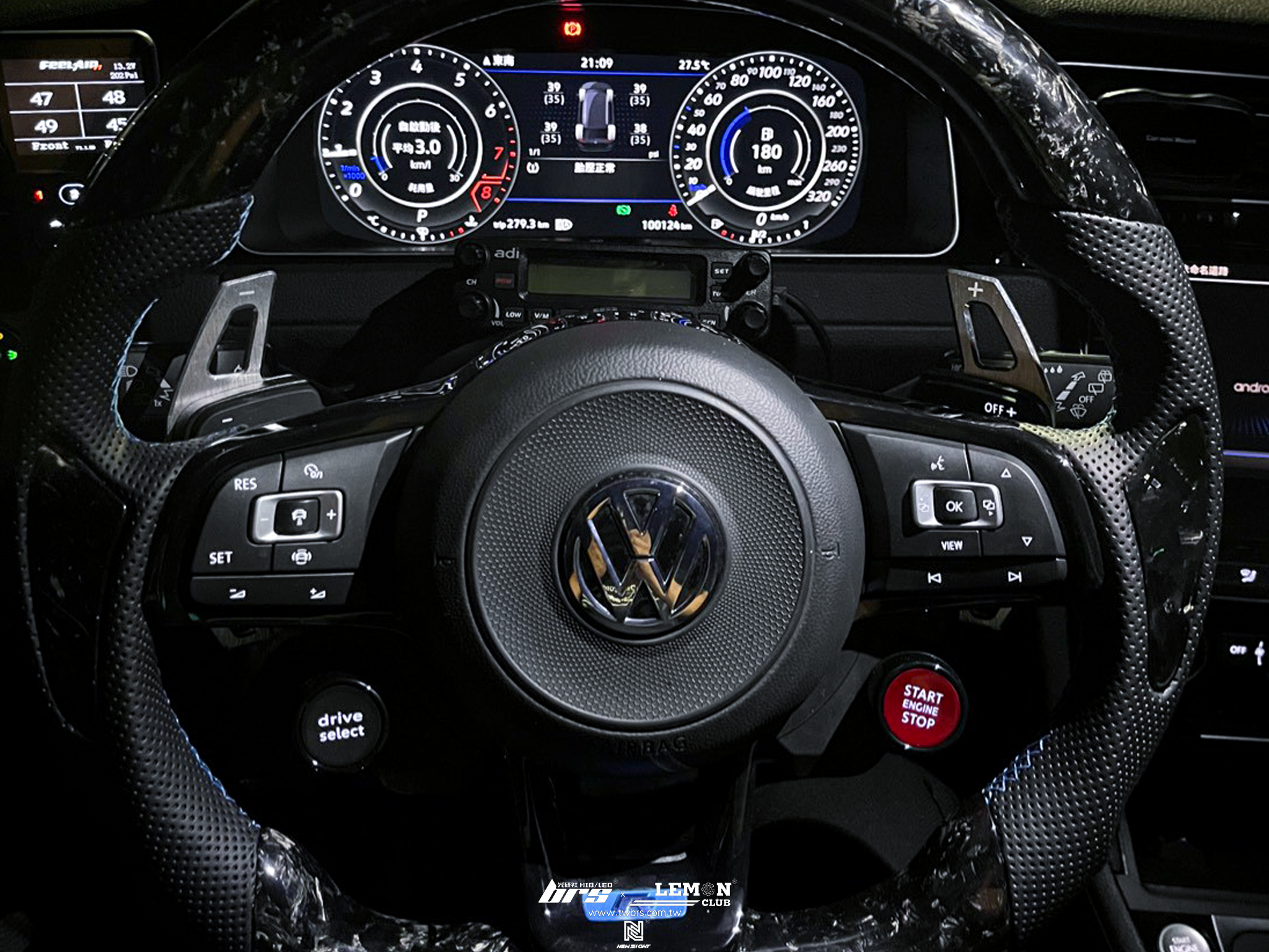 Volkswagen Golf Variant 7.5 安裝 MQB鍛造碳纖維方向盤+亮黑方向盤框+黑框款方向盤啟動按鍵+投射式門邊燈(R標)