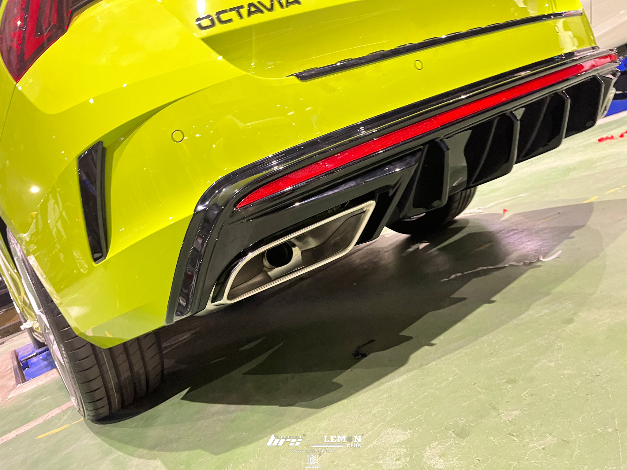 Skoda Octavia 安裝 MAXTON前下巴+MAXTON側裙+MAXTON後下巴+MAXTON後下包角+MAXTON尾翼+後保桿防刮板+Leyo換檔撥片