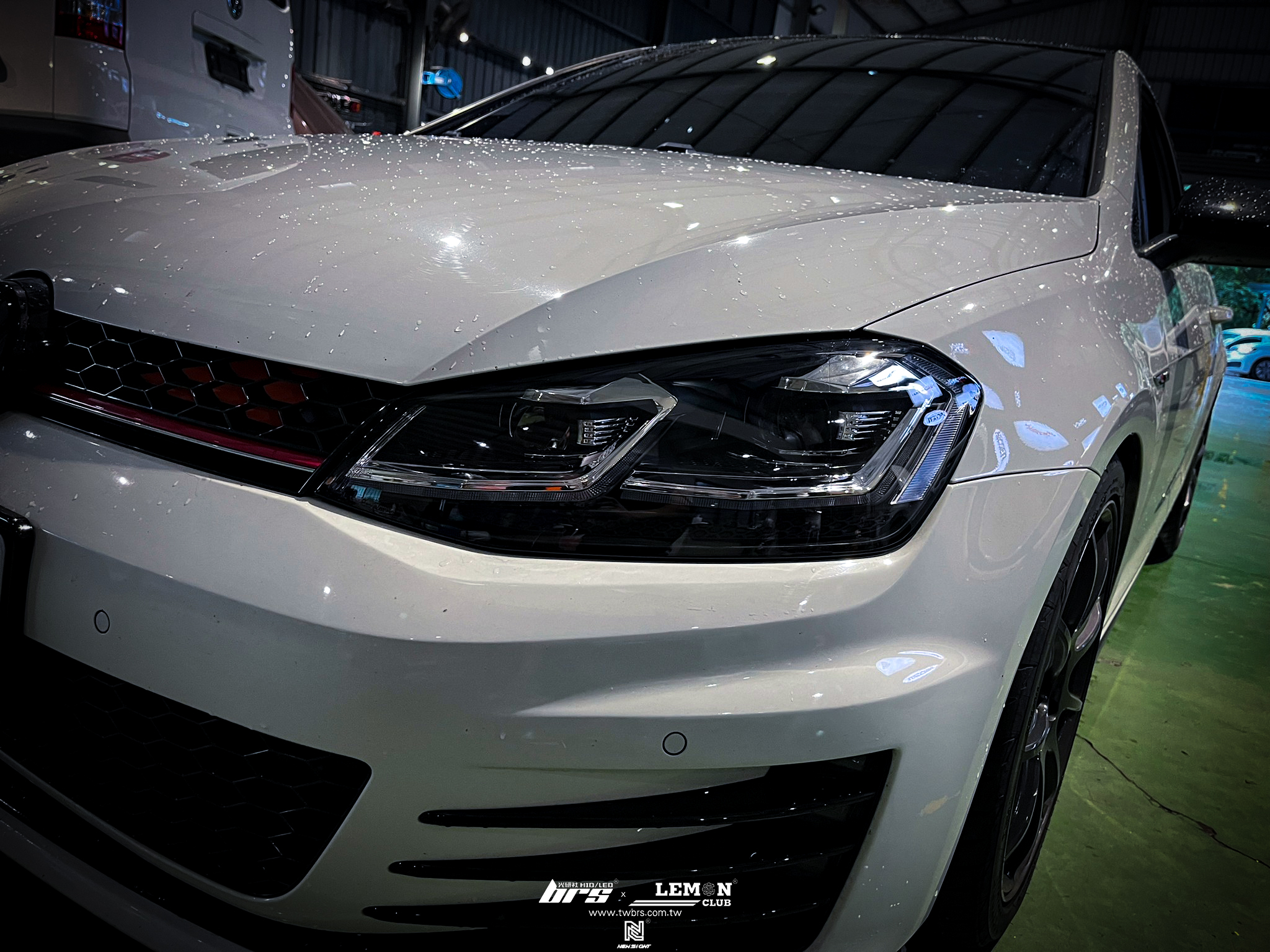 Volkswagen Golf 7 GTI 安裝 7改7.5銀線魚眼大燈總成+D2H 6500K 高階款LED
