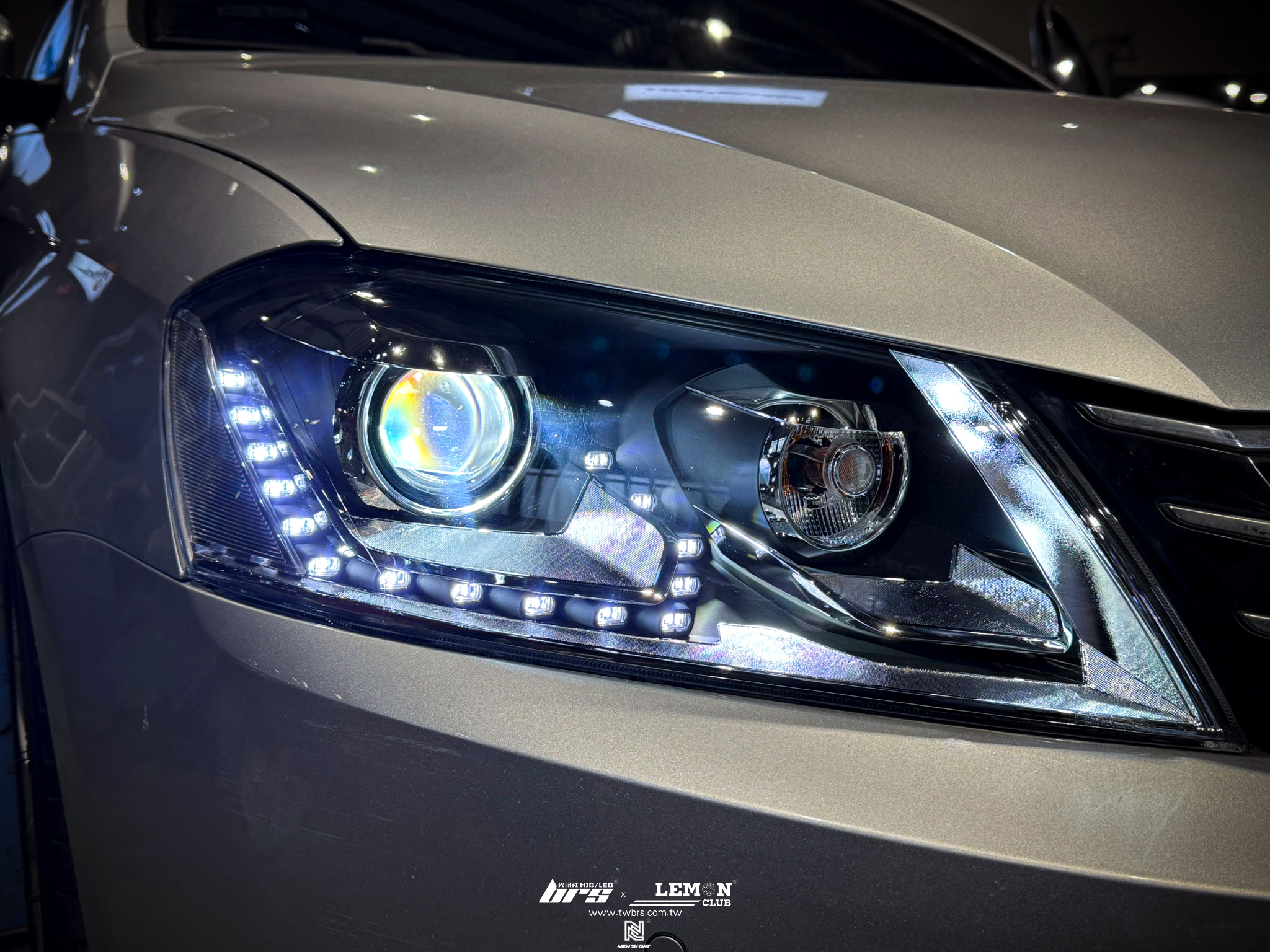 Volkswagen Passat 安裝 淚眼大燈總成