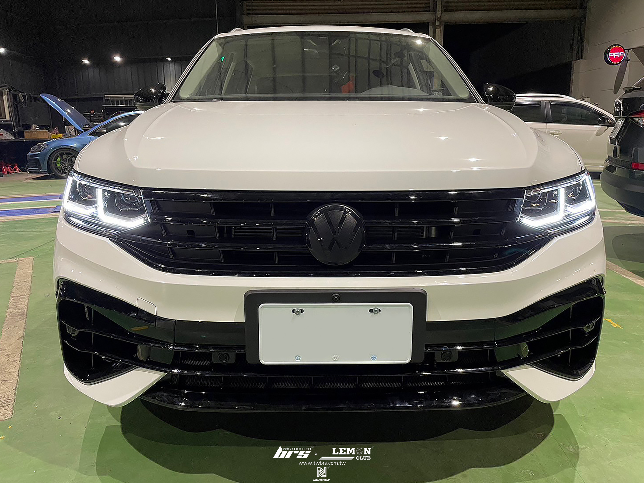 Volkswagen New Tiguan 安裝 R前保桿+R後保桿+R-Line尾翼+21年式副廠動態流水尾燈+後視鏡流水方向燈+前後黑標+水箱罩夜色套件+亮黑後視鏡蓋