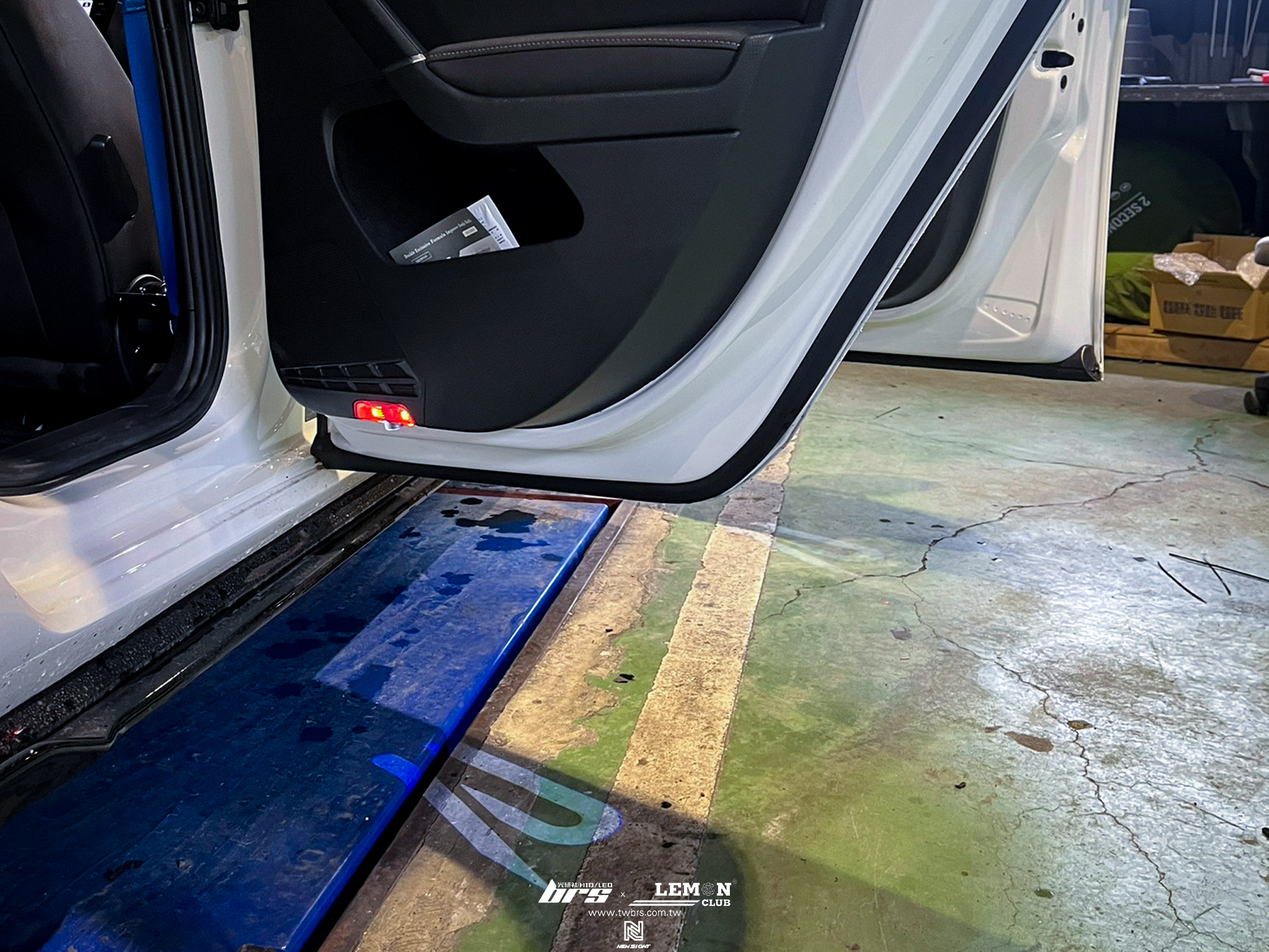 Volkswagen Golf 7.5 Variant 安裝 投射式門邊燈(R標)+白光啟動開關