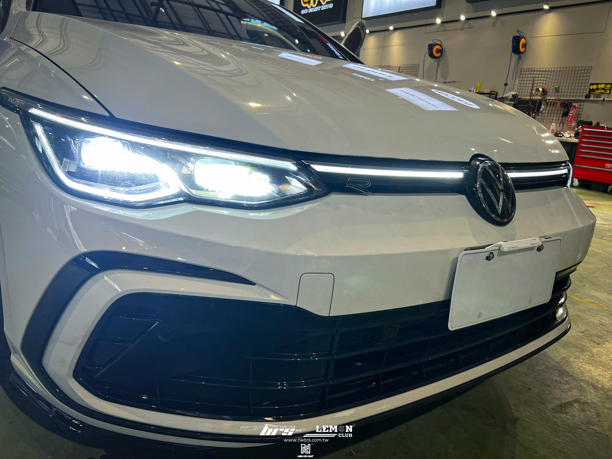 Volkswagen Golf 8 安裝 R-Line水箱罩標